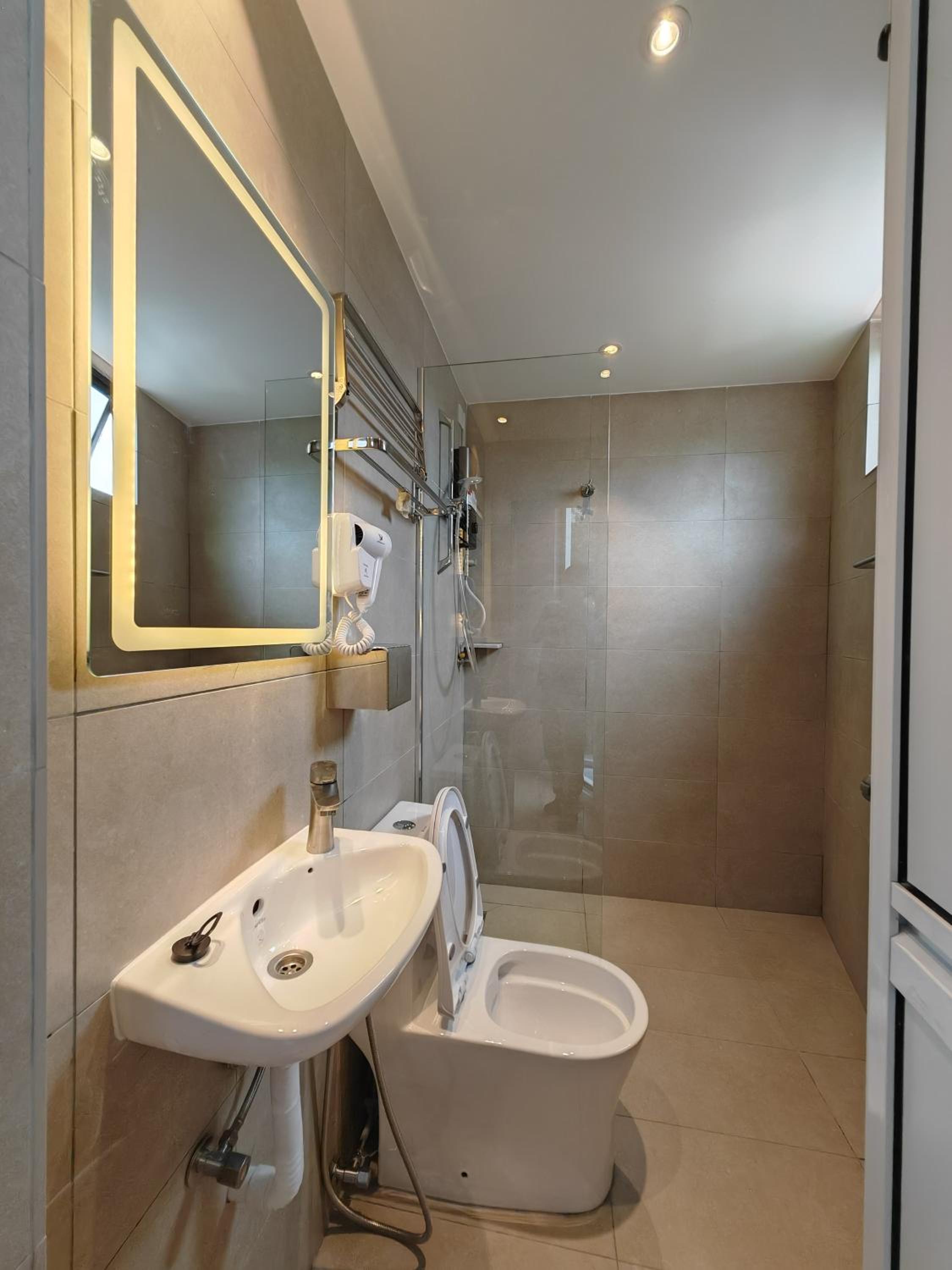 Deluxe Queen Room - Photo 12