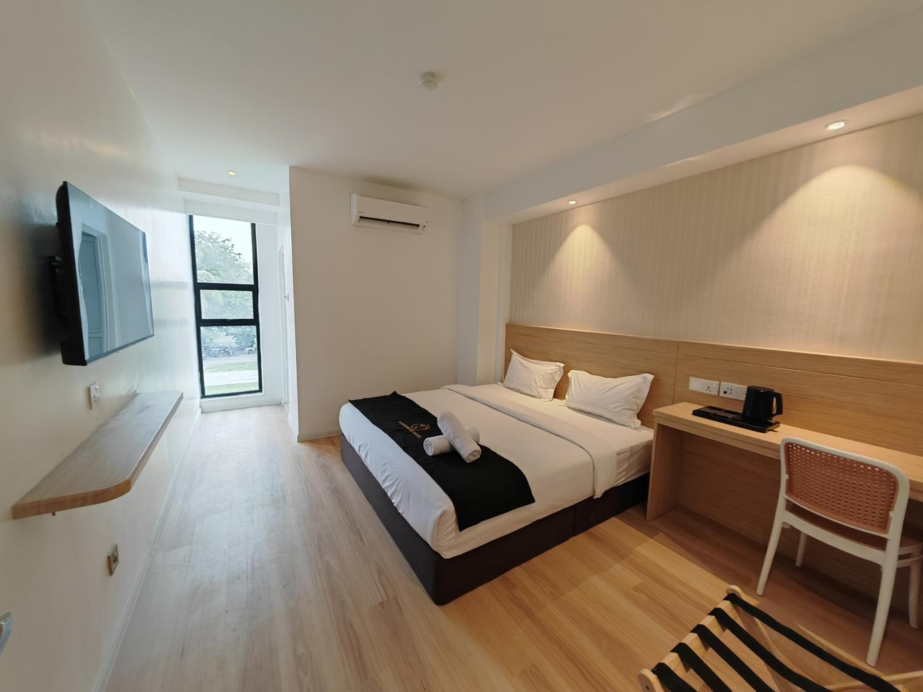 Deluxe King Room - Photo 10