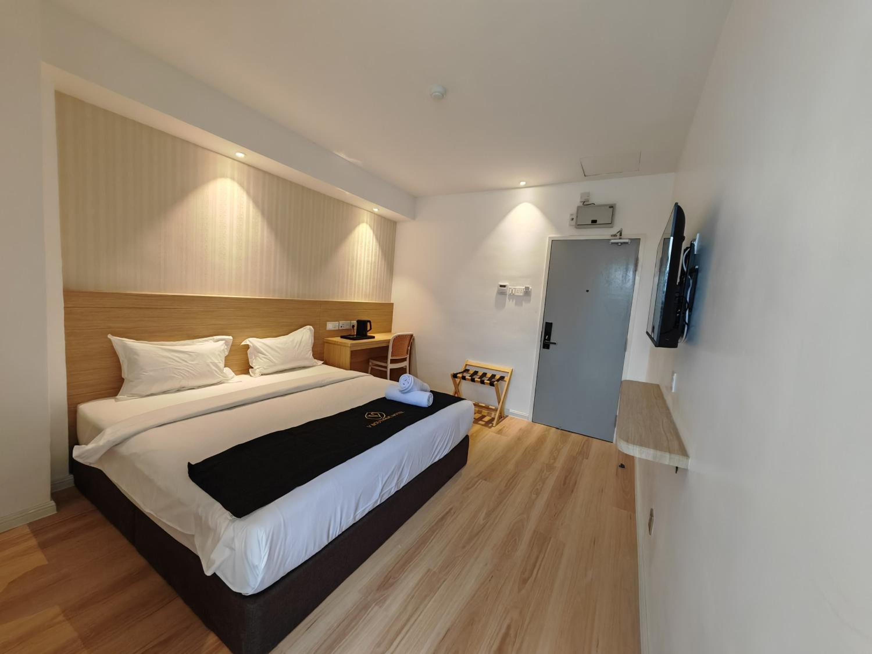 Deluxe King Room - Photo 12