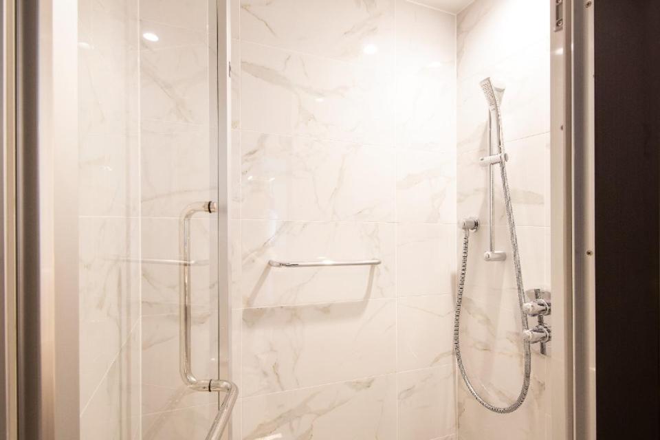 Standard Double Room with Small Double Bed - Shower Only photo 2