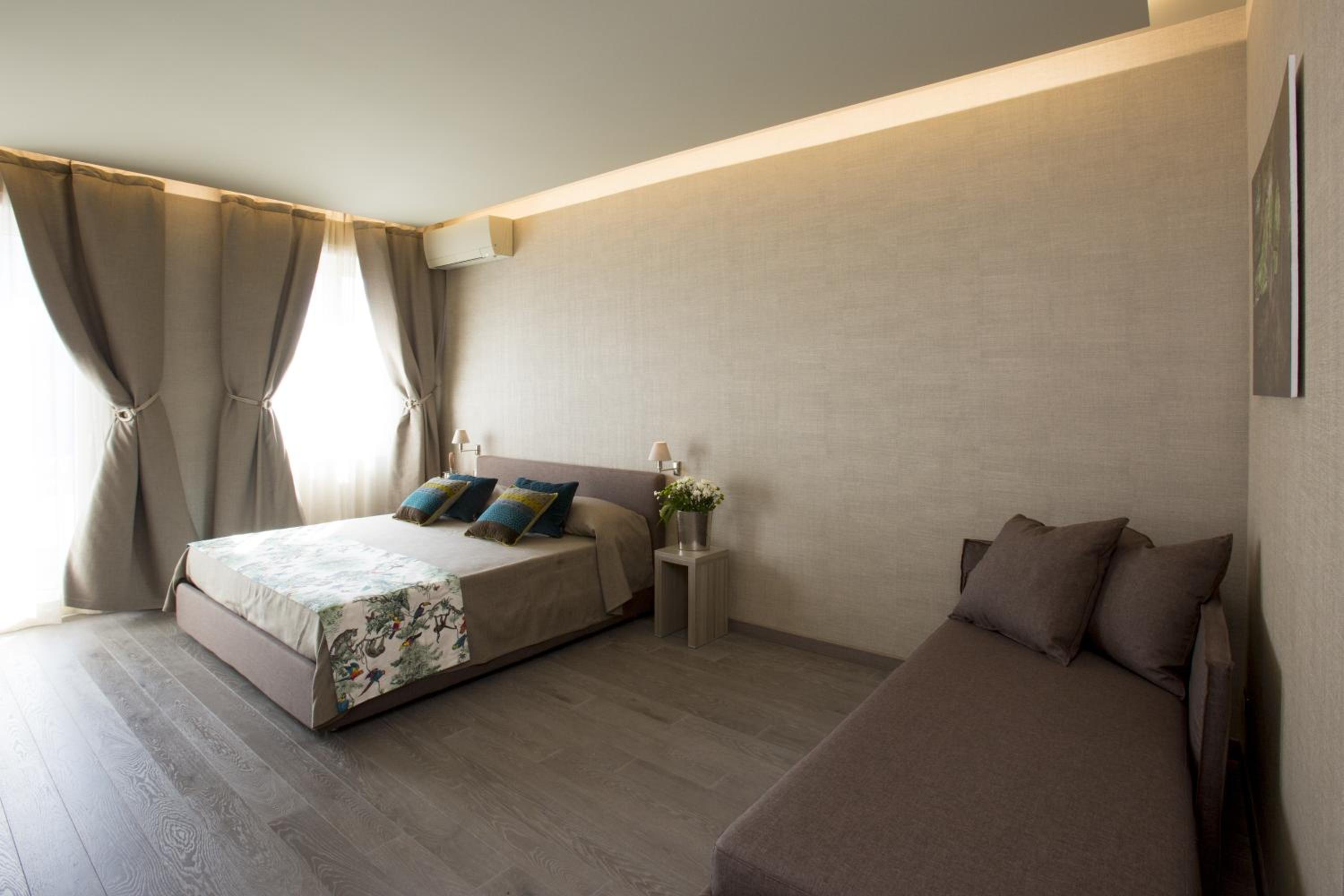 Quadruple Room with Balcony - Photo 3