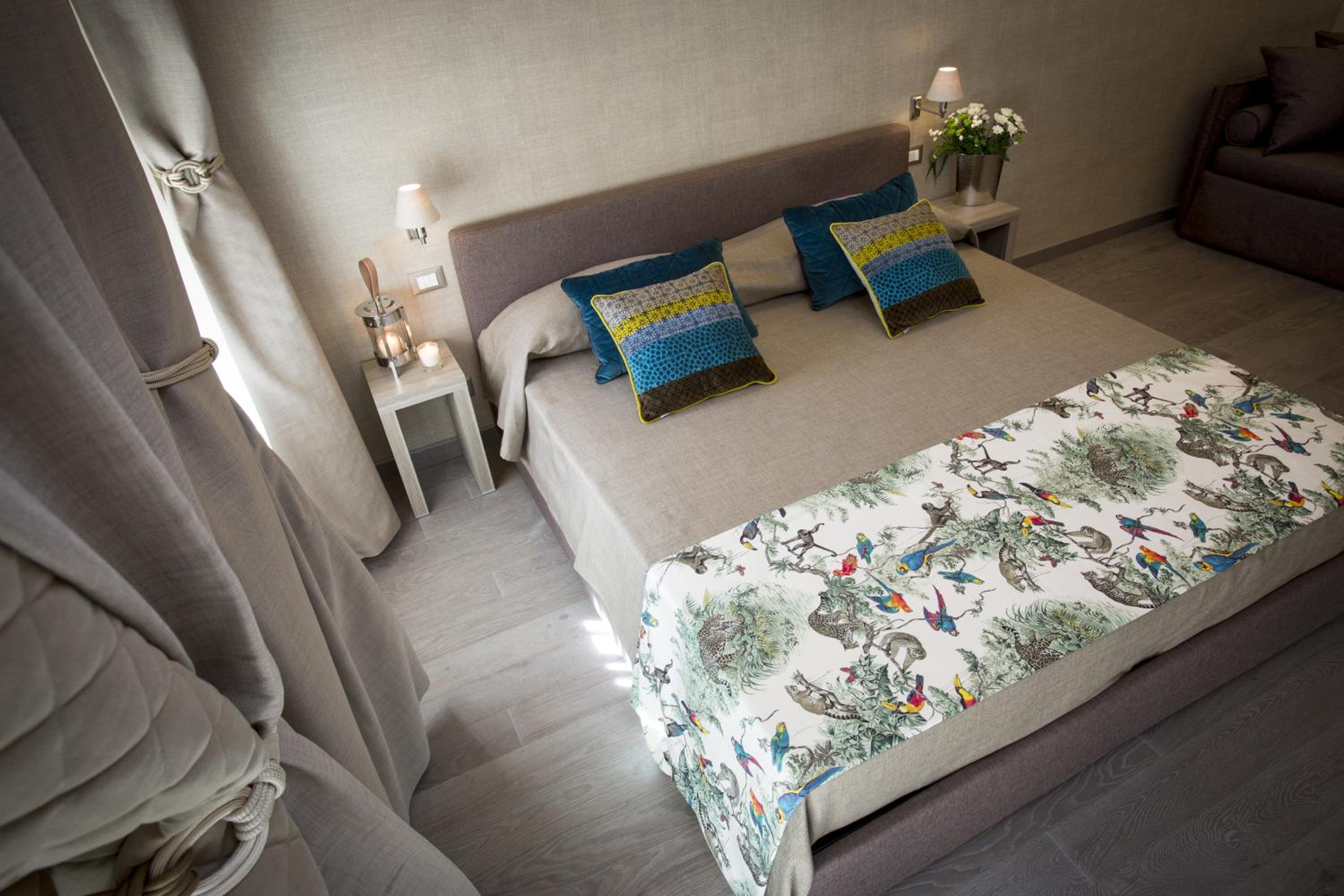 Quadruple Room with Balcony - Photo 10