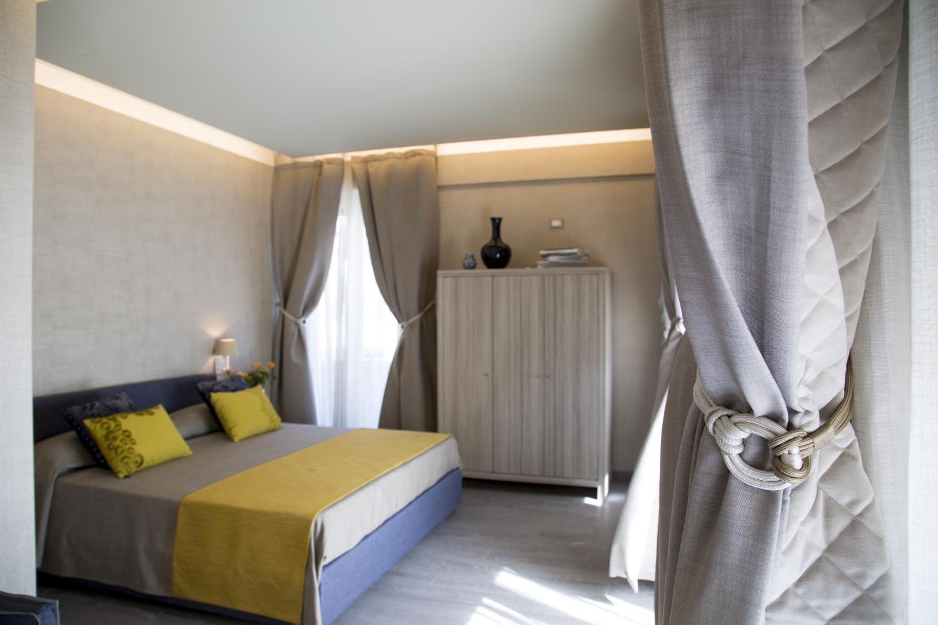 Quadruple Room with Balcony - Photo 21