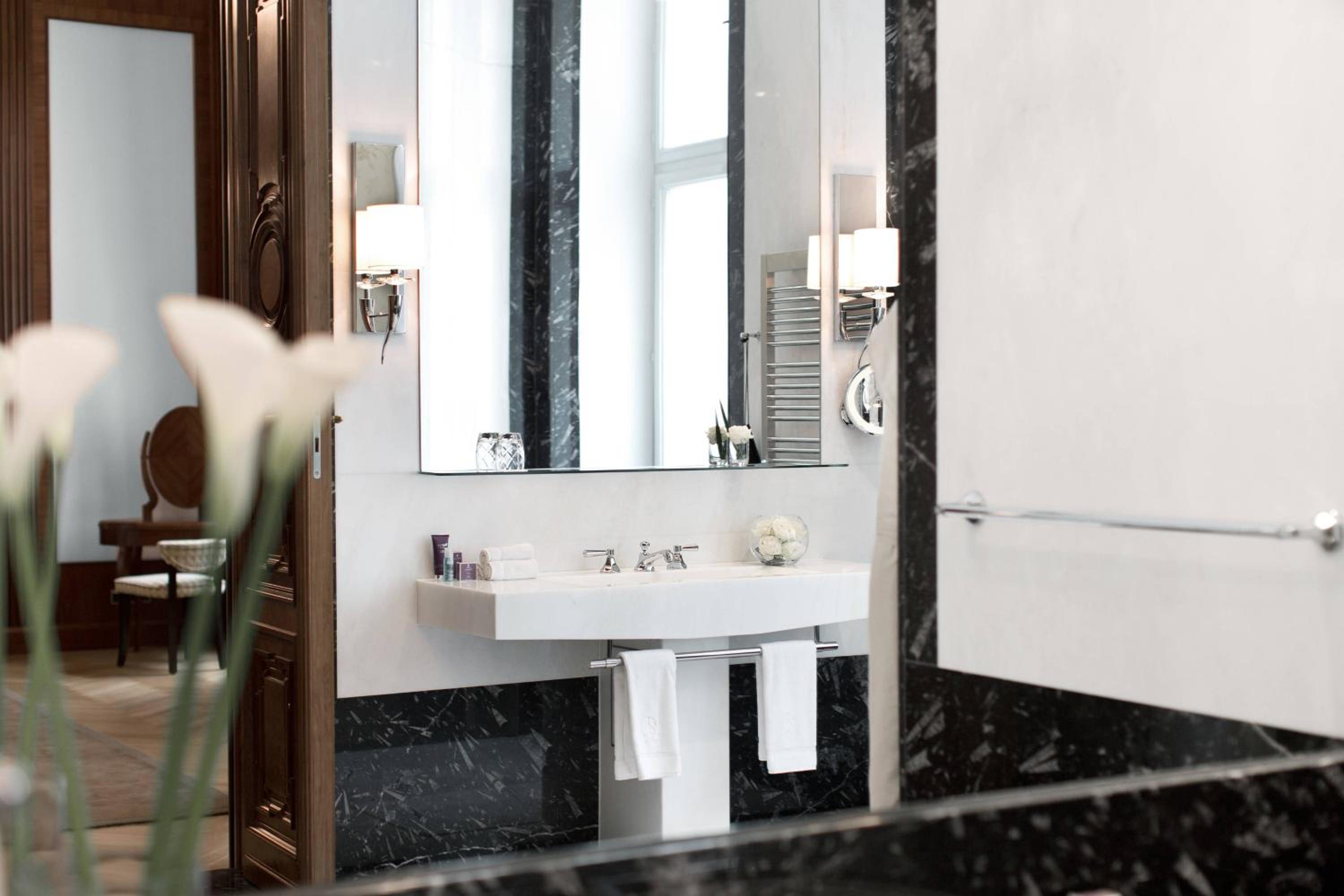 Presidential Suite with City View and Club Lounge Access thumbnail 5