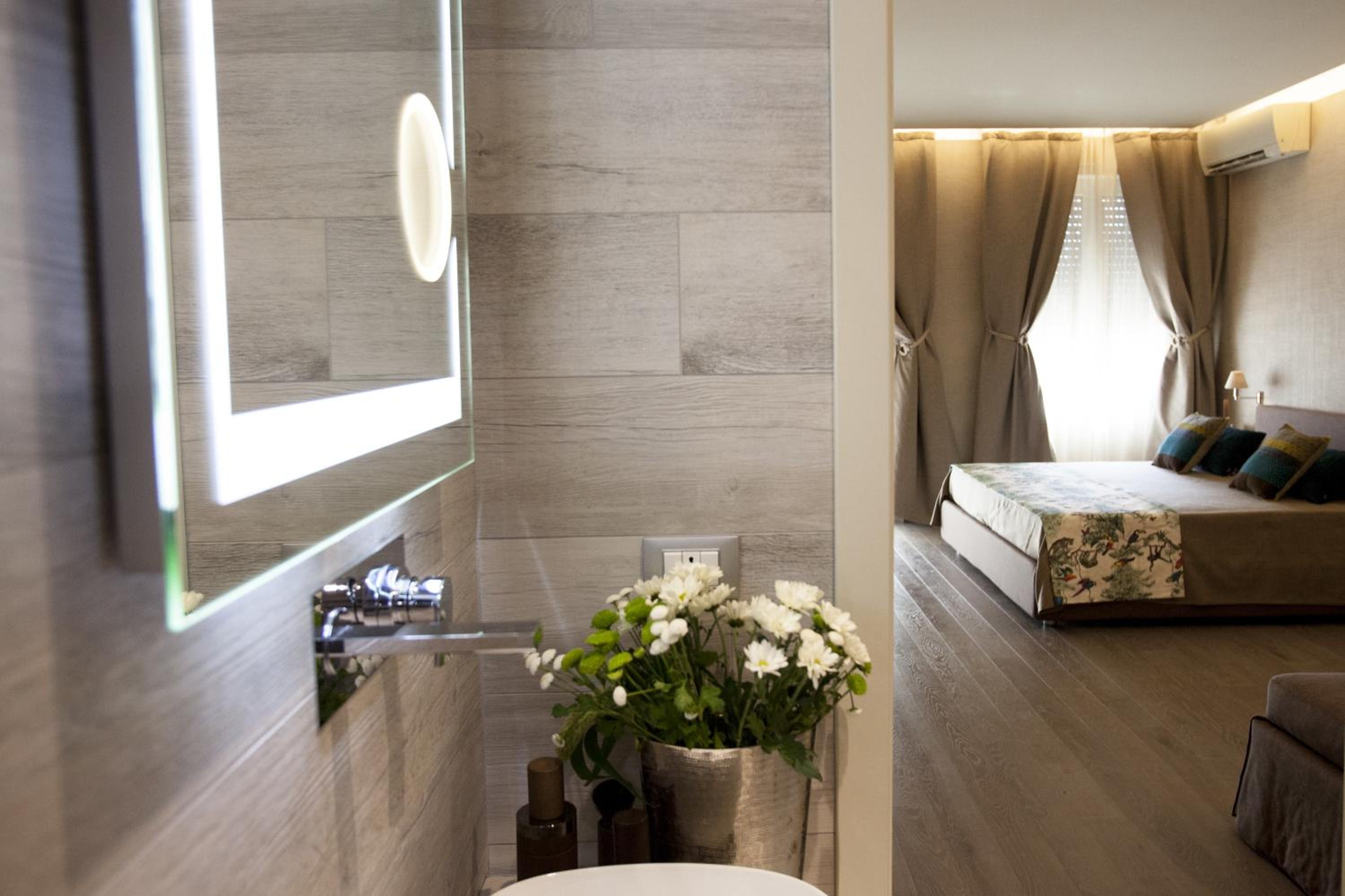 Quadruple Room with Balcony - Photo 5