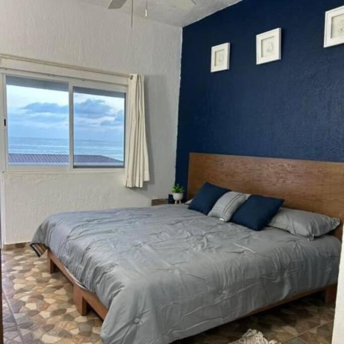 Five-Bedroom House photo 1