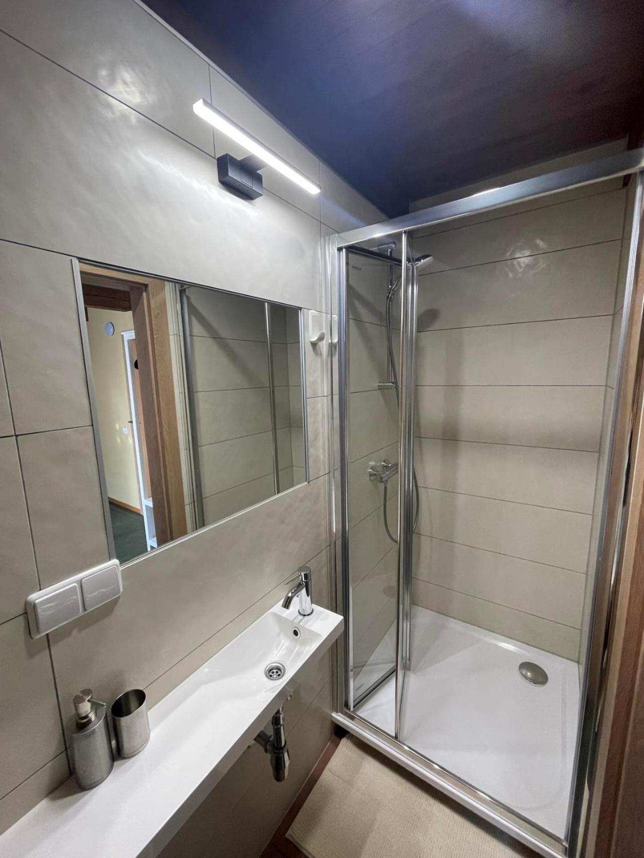 Double Room with Private Bathroom - Photo 9