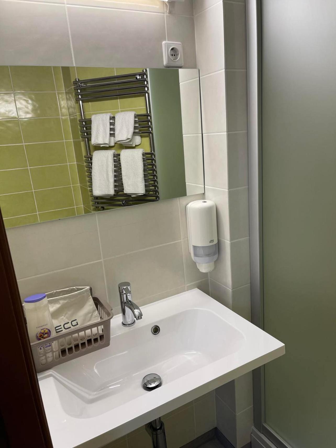 Twin Room with Private Bathroom - Photo 4