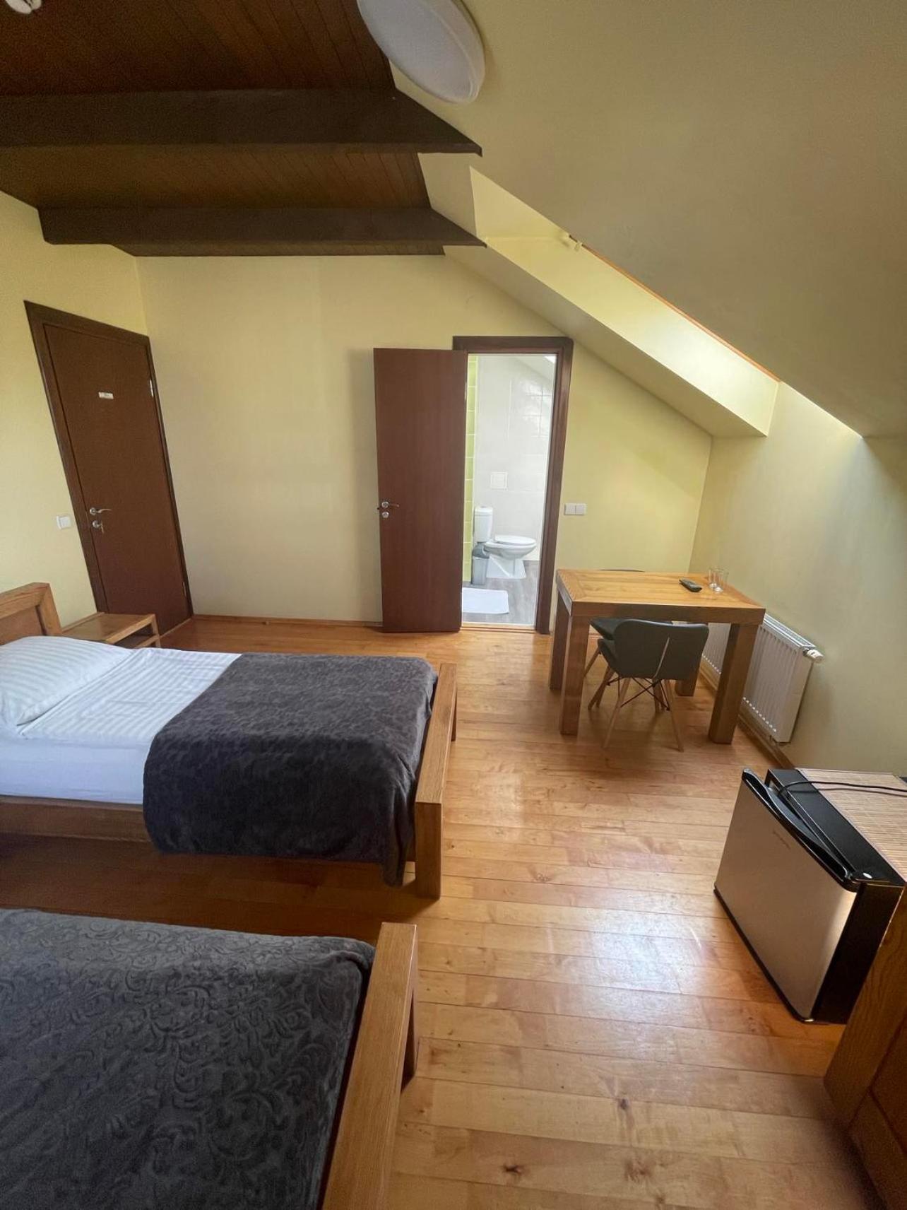 Twin Room with Private Bathroom - Photo 5