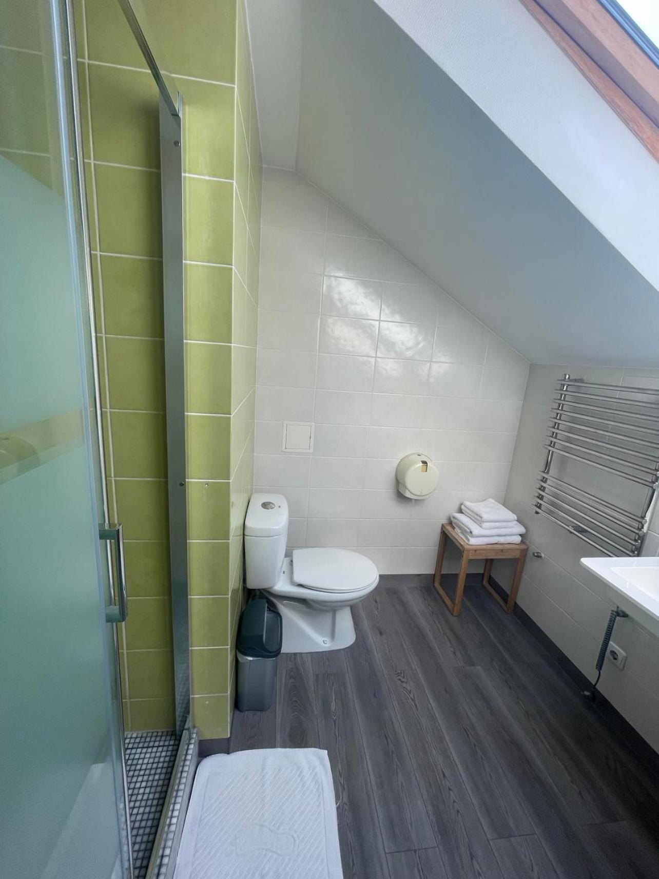 Twin Room with Private Bathroom - Photo 3