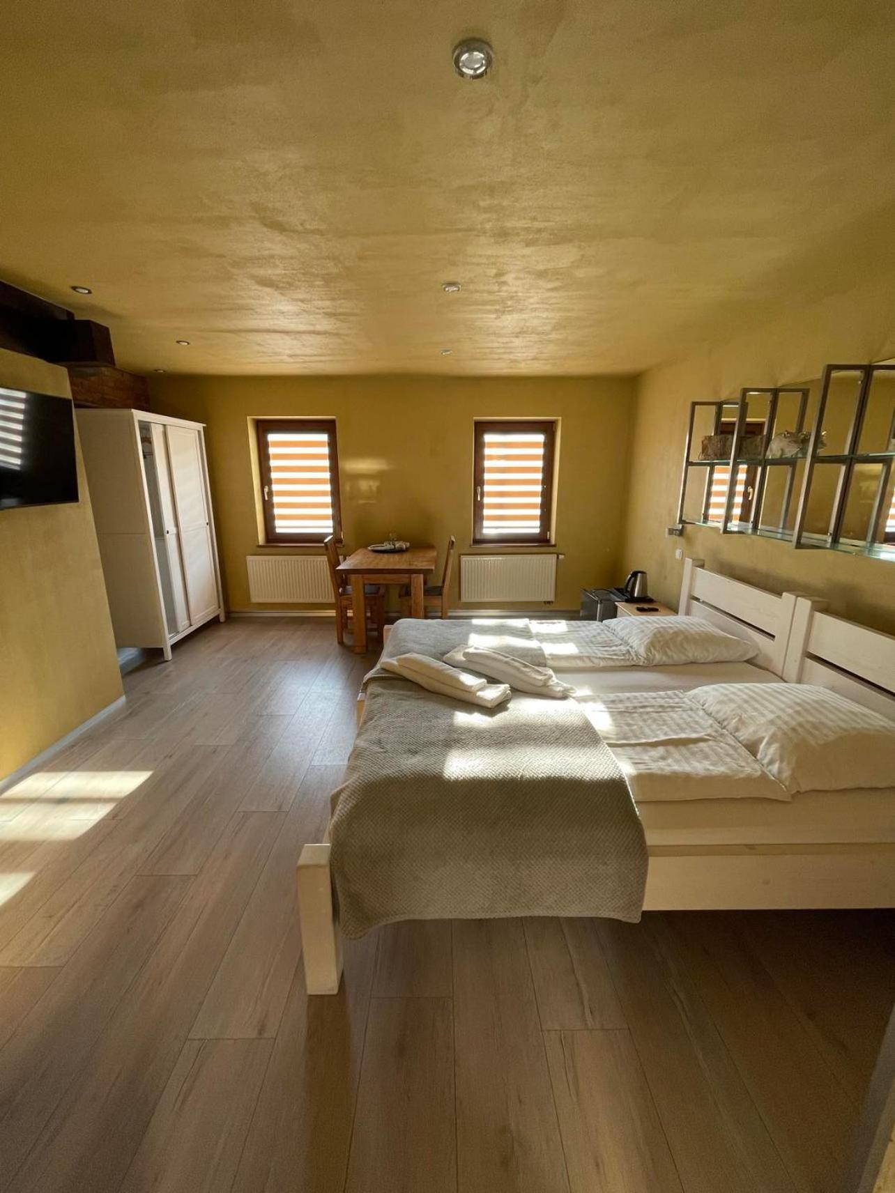 Large Twin Room - Photo 2