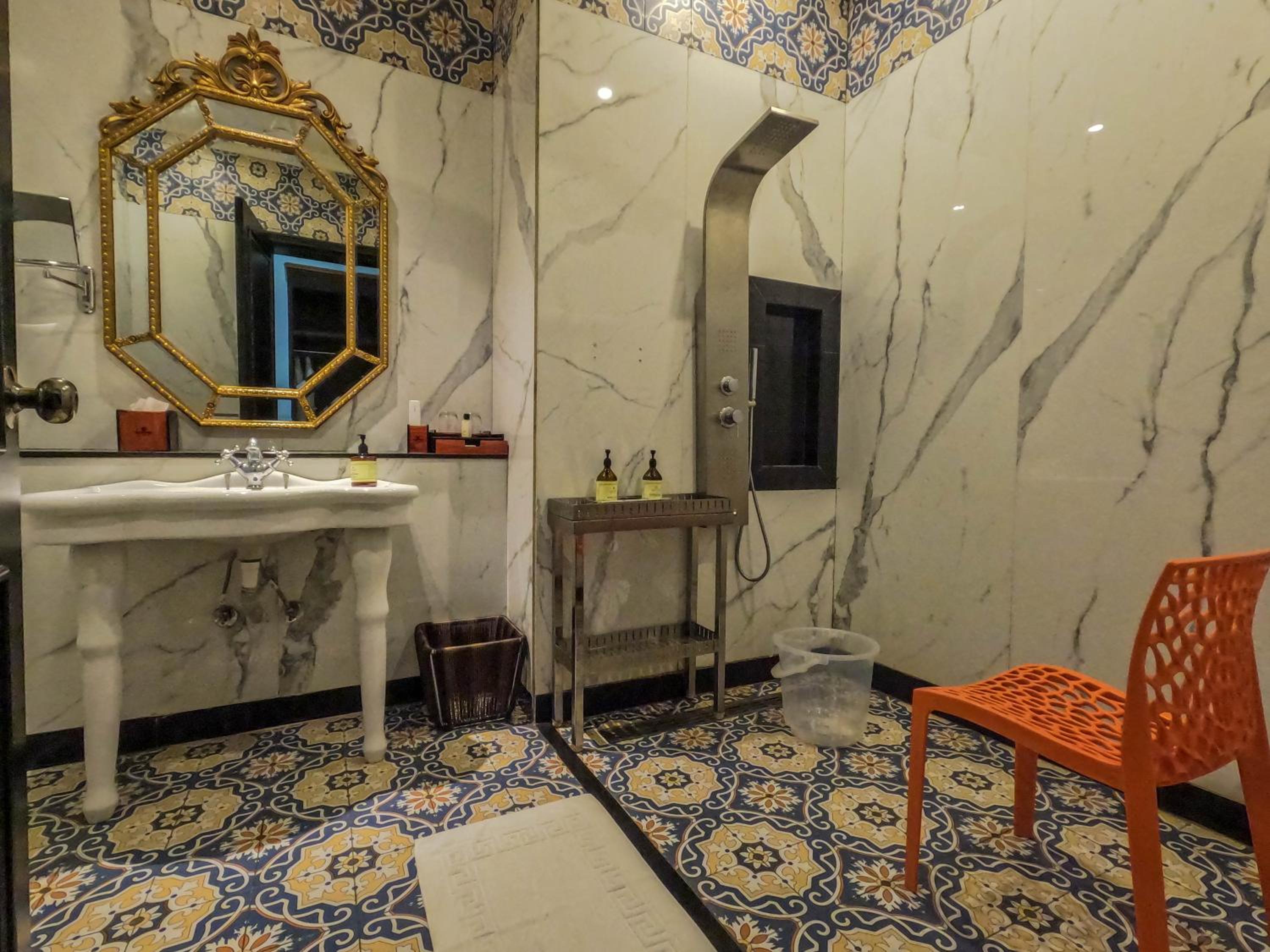 Standard Double Room - 10% Discount on Foods & Soft Beverages* | 15% Discounts on Laundry Services* | INR 500 spa credit during your stay on selective Massage services. TnC Apply.* | Free Minibar - 2 cans of soft Beverages (Once on Arrival) - Photo 2