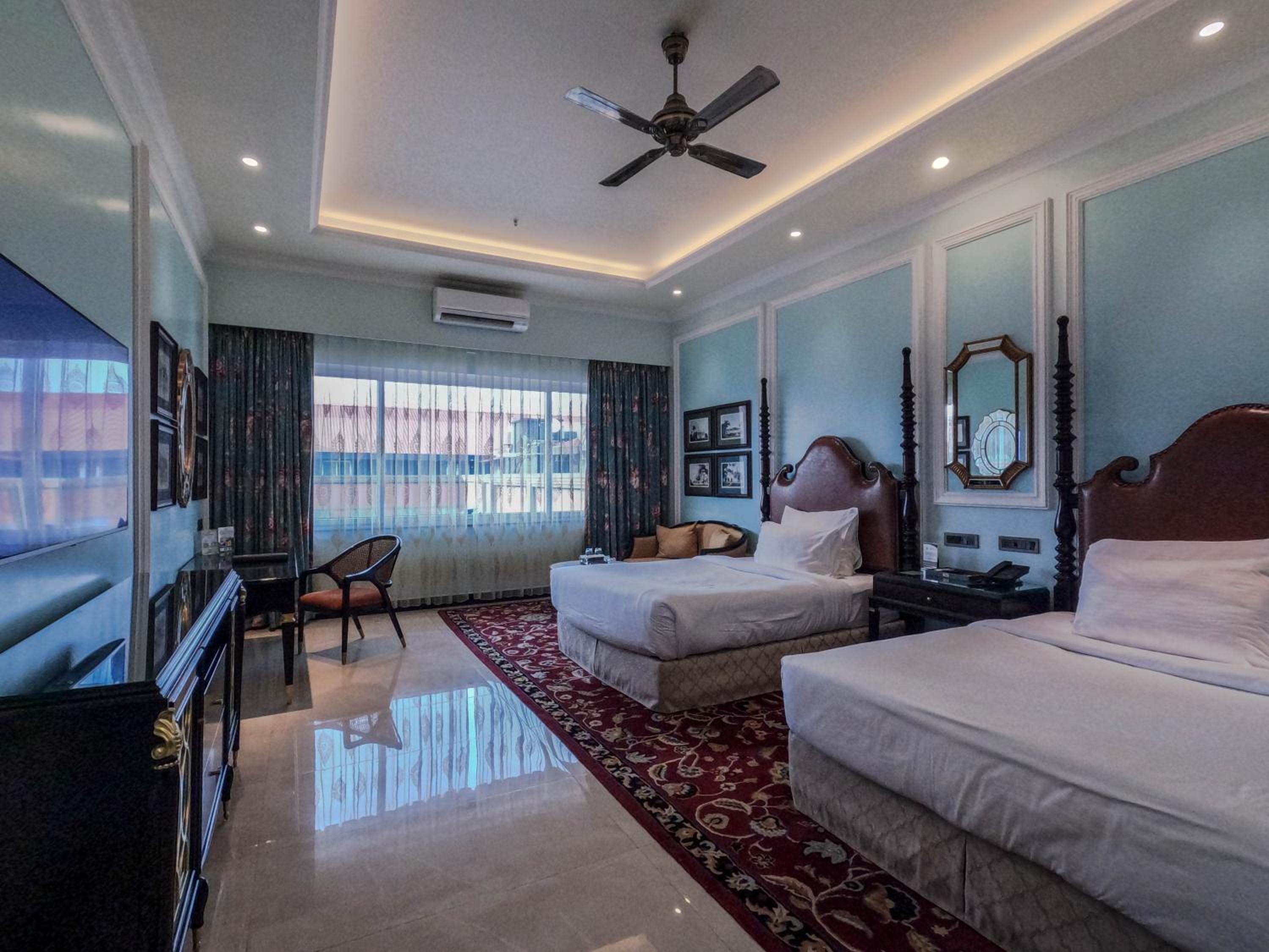 Standard Double Room - 10% Discount on Foods & Soft Beverages* | 15% Discounts on Laundry Services* | INR 500 spa credit during your stay on selective Massage services. TnC Apply.* | Free Minibar - 2 cans of soft Beverages (Once on Arrival) - Photo 4