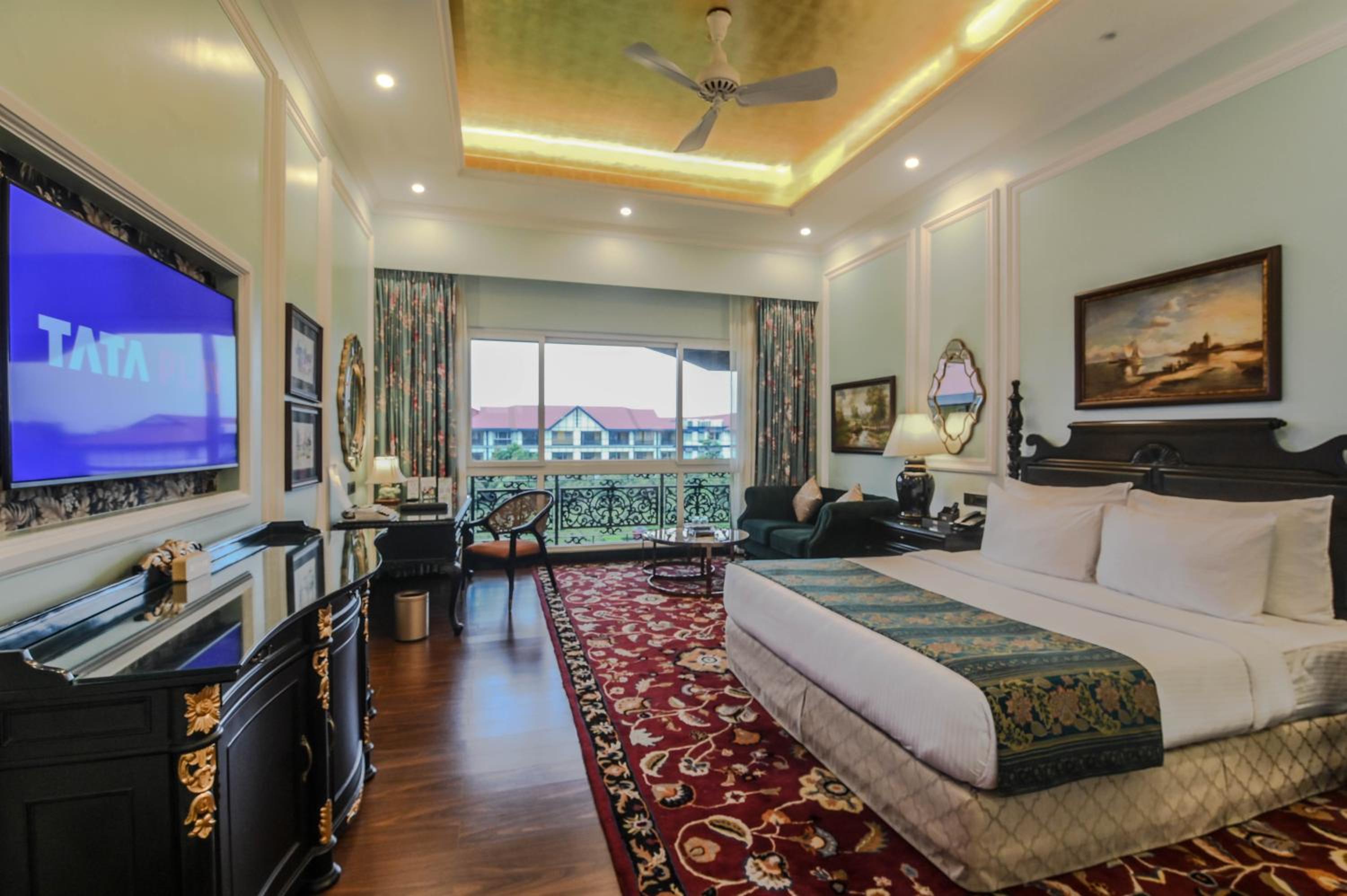 Standard Double Room - 10% Discount on Foods & Soft Beverages* | 15% Discounts on Laundry Services* | INR 500 spa credit during your stay on selective Massage services. TnC Apply.* | Free Minibar - 2 cans of soft Beverages (Once on Arrival) - Photo 5