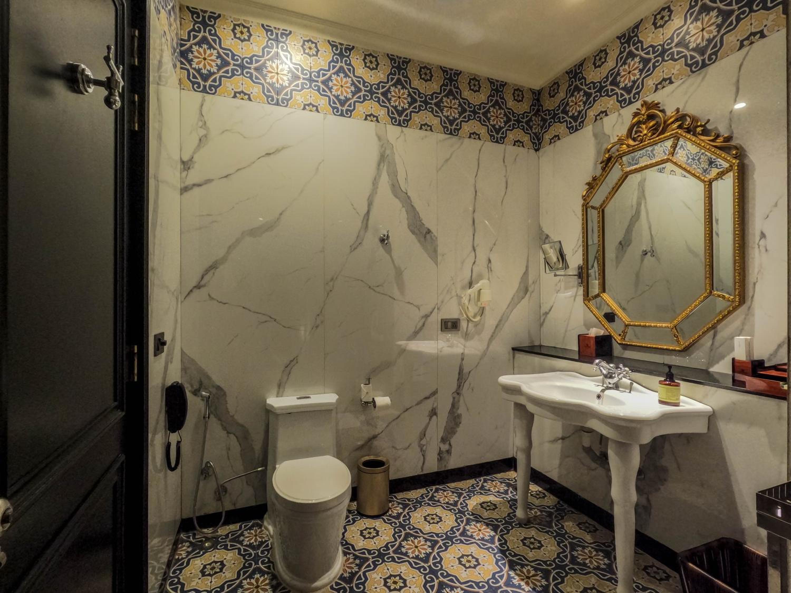 Standard Double Room - 10% Discount on Foods & Soft Beverages* | 15% Discounts on Laundry Services* | INR 500 spa credit during your stay on selective Massage services. TnC Apply.* | Free Minibar - 2 cans of soft Beverages (Once on Arrival) - Photo 6