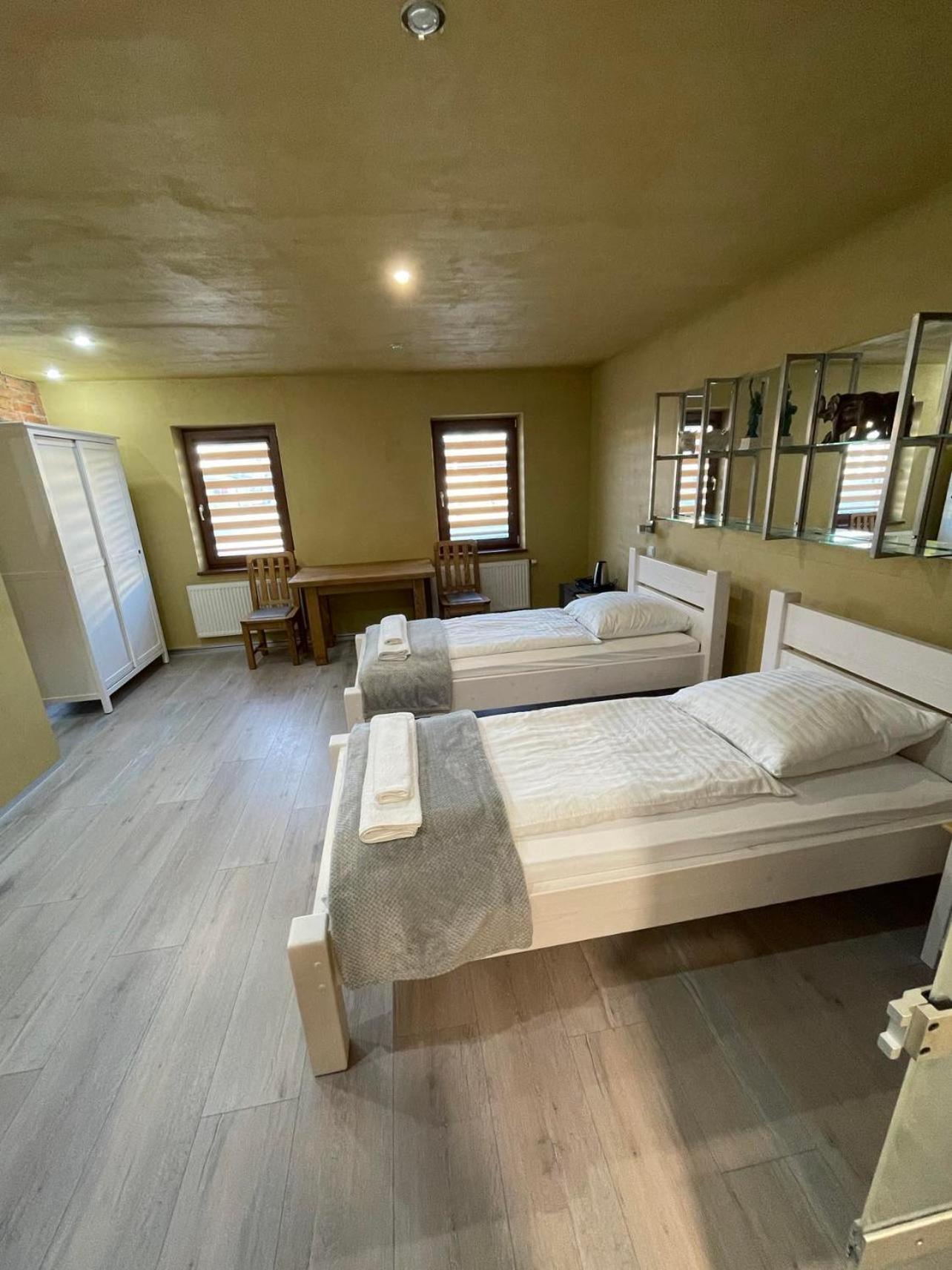 Large Twin Room - Photo 1