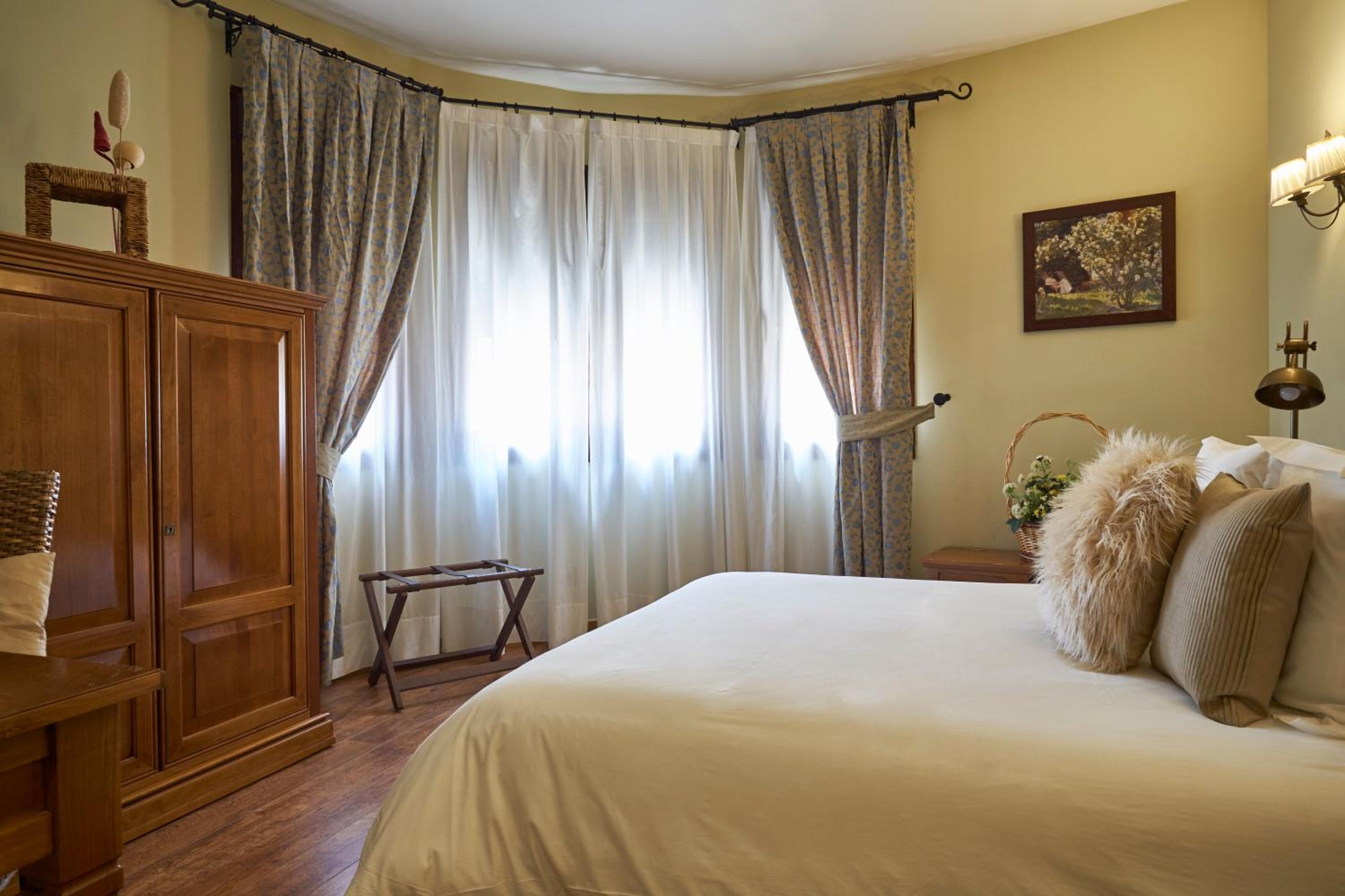 Suite with Hot Tub - Photo 3