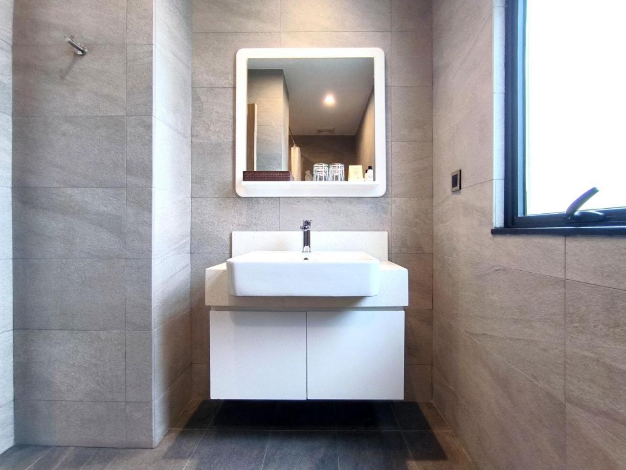 Deluxe Suite - Photo 6