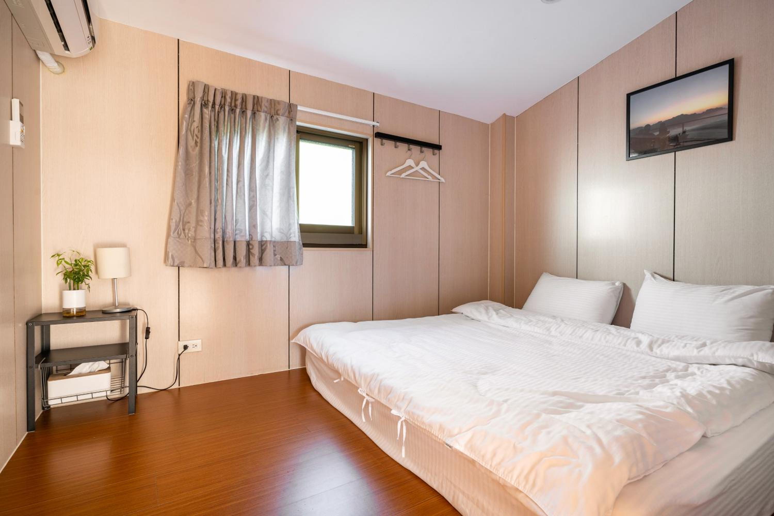 Five-Bedroom House photo 1