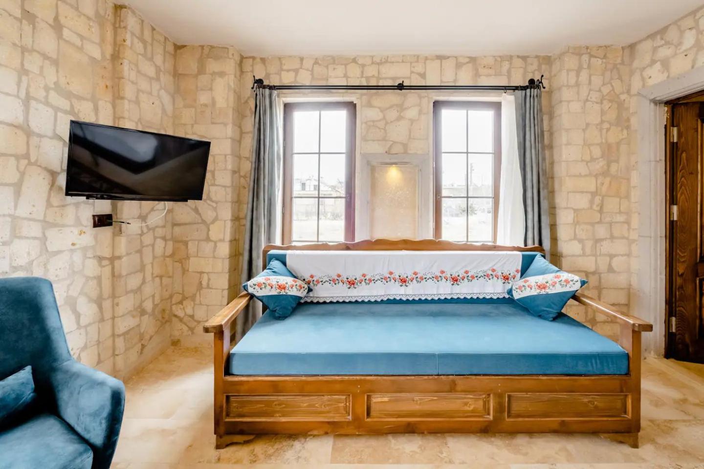 Deluxe Room (2 Adults + 1 Child) - Photo 1