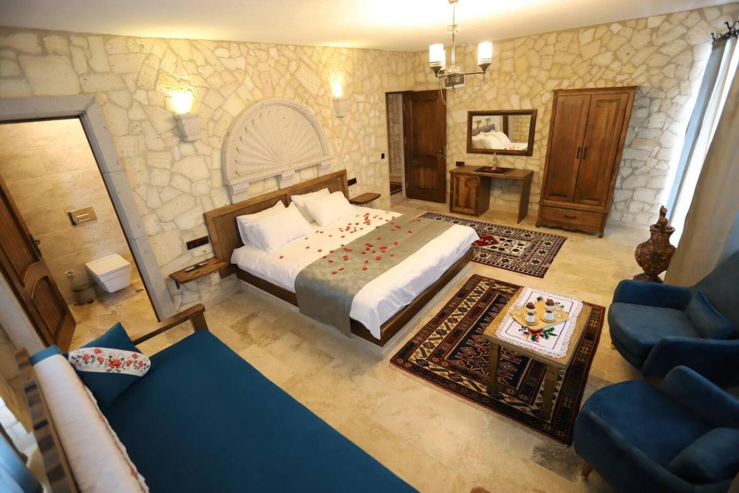 Deluxe Room (2 Adults + 1 Child) - Photo 12