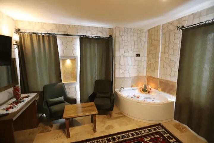 Queen Room with Spa Bath - Photo 3