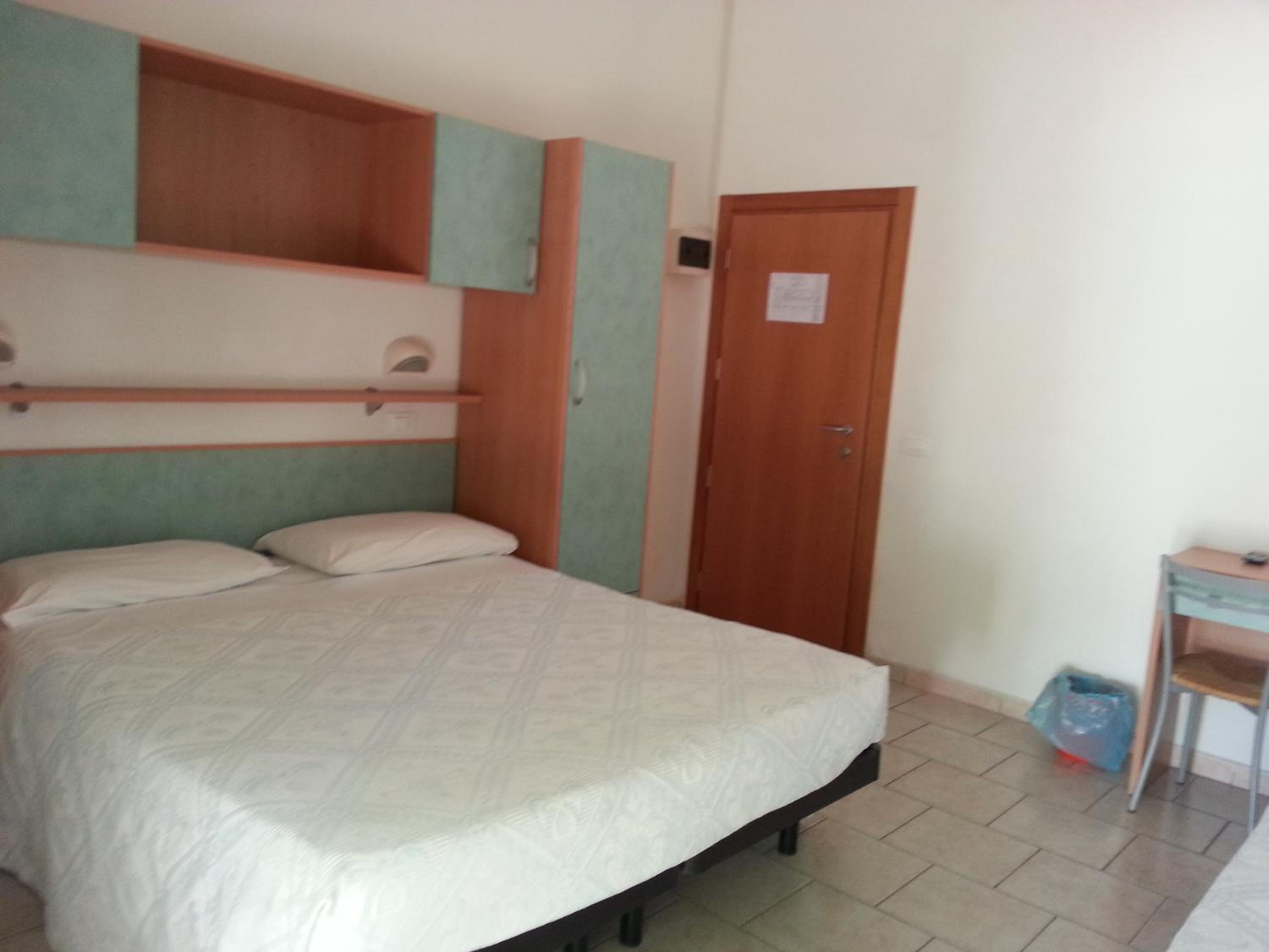 Double or Twin Room with Private Bathroom - Photo 5