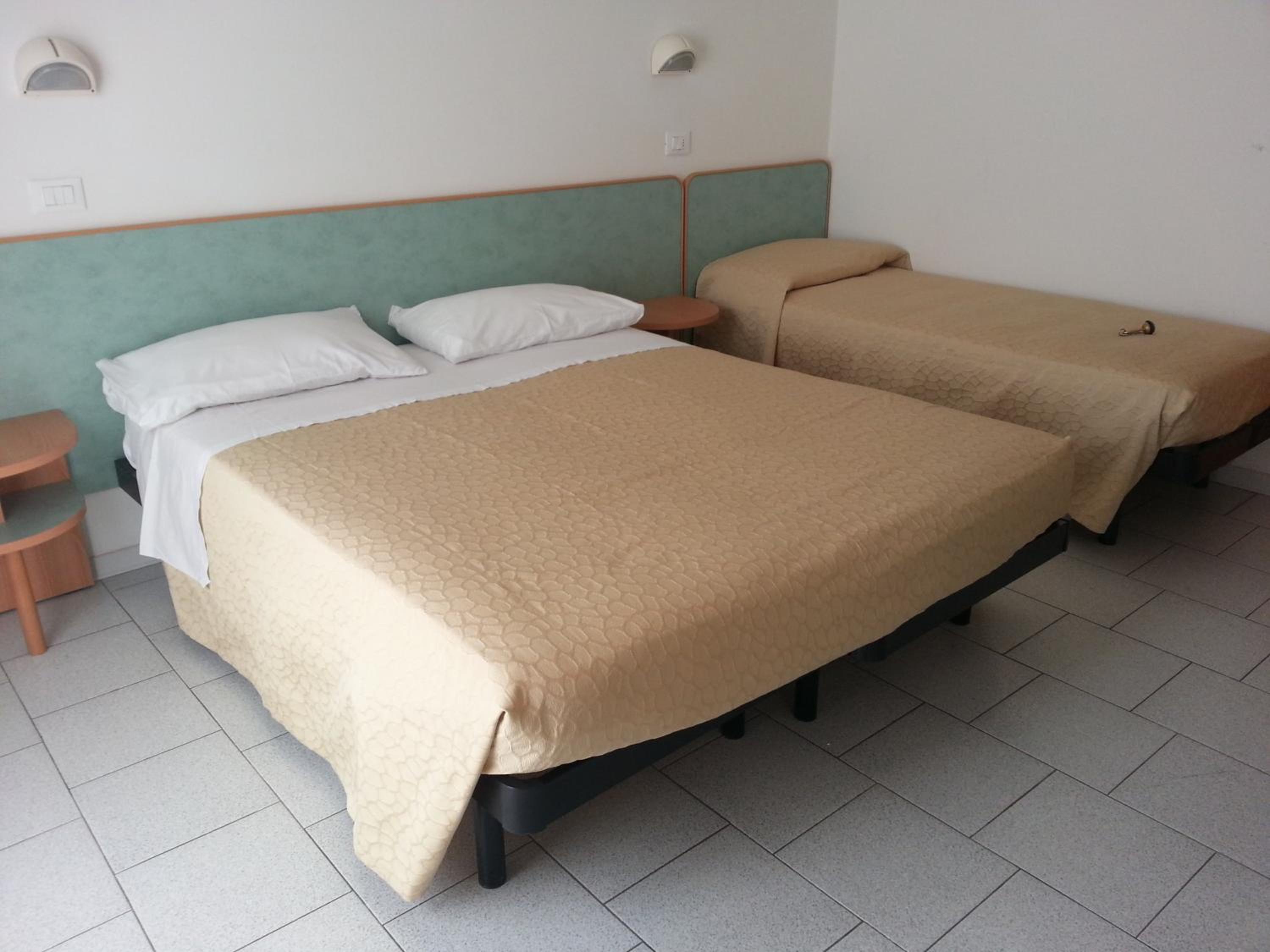 Double or Twin Room with Private Bathroom - Photo 2