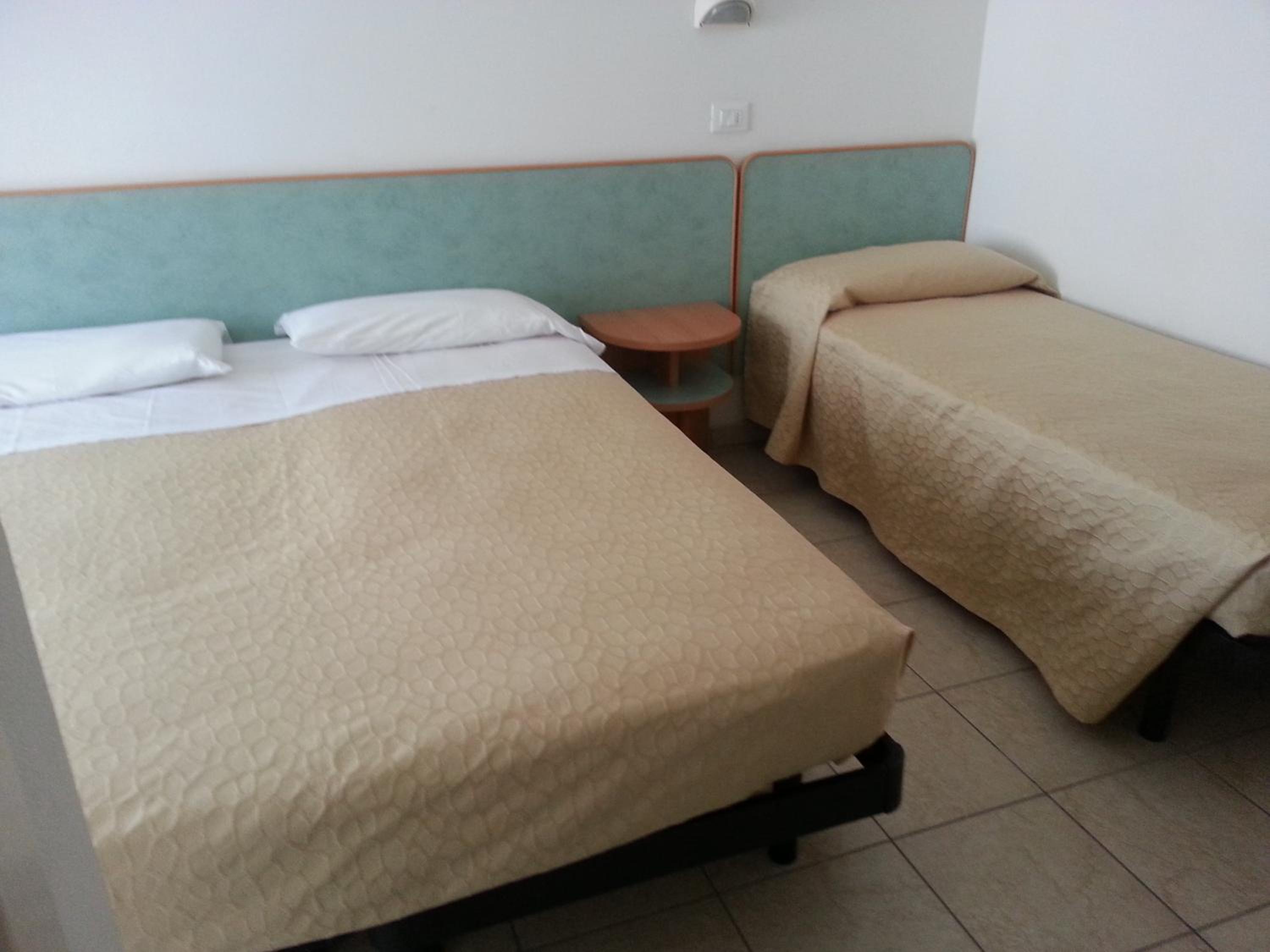Double or Twin Room with Private Bathroom - Photo 6