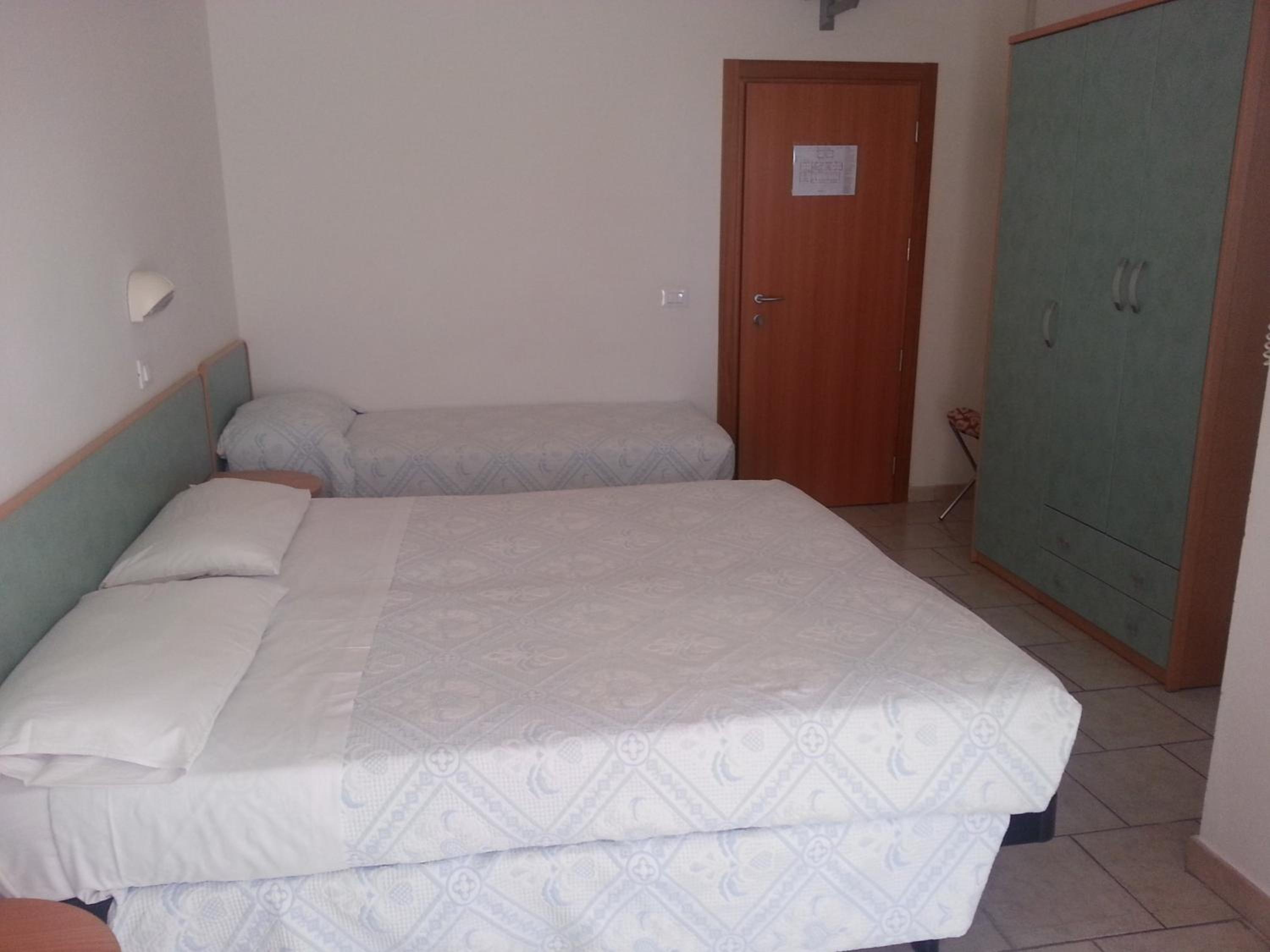 Double or Twin Room with Private Bathroom - Photo 9
