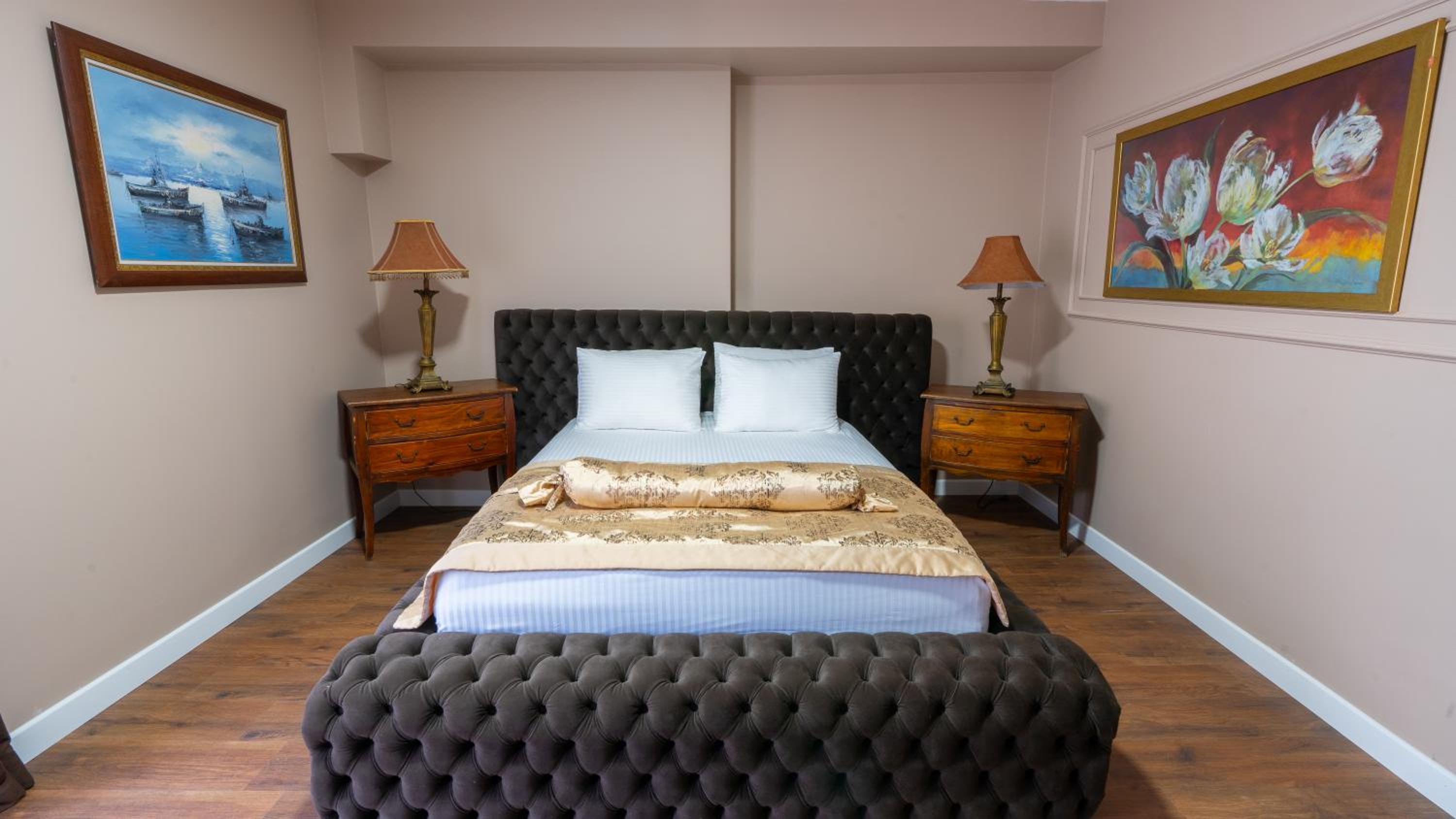 Suite - Photo 1