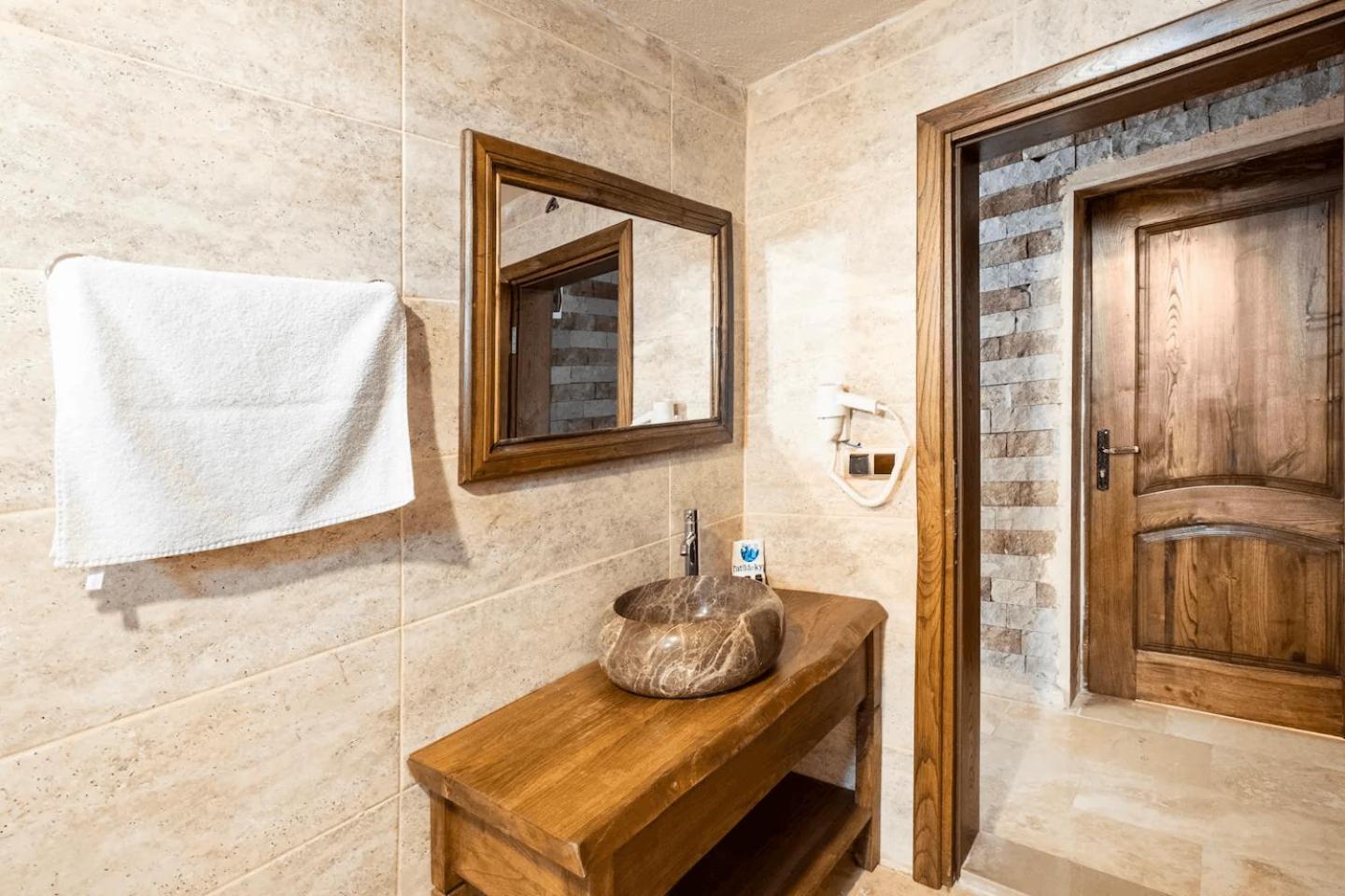 Standard Double Room - Photo 9