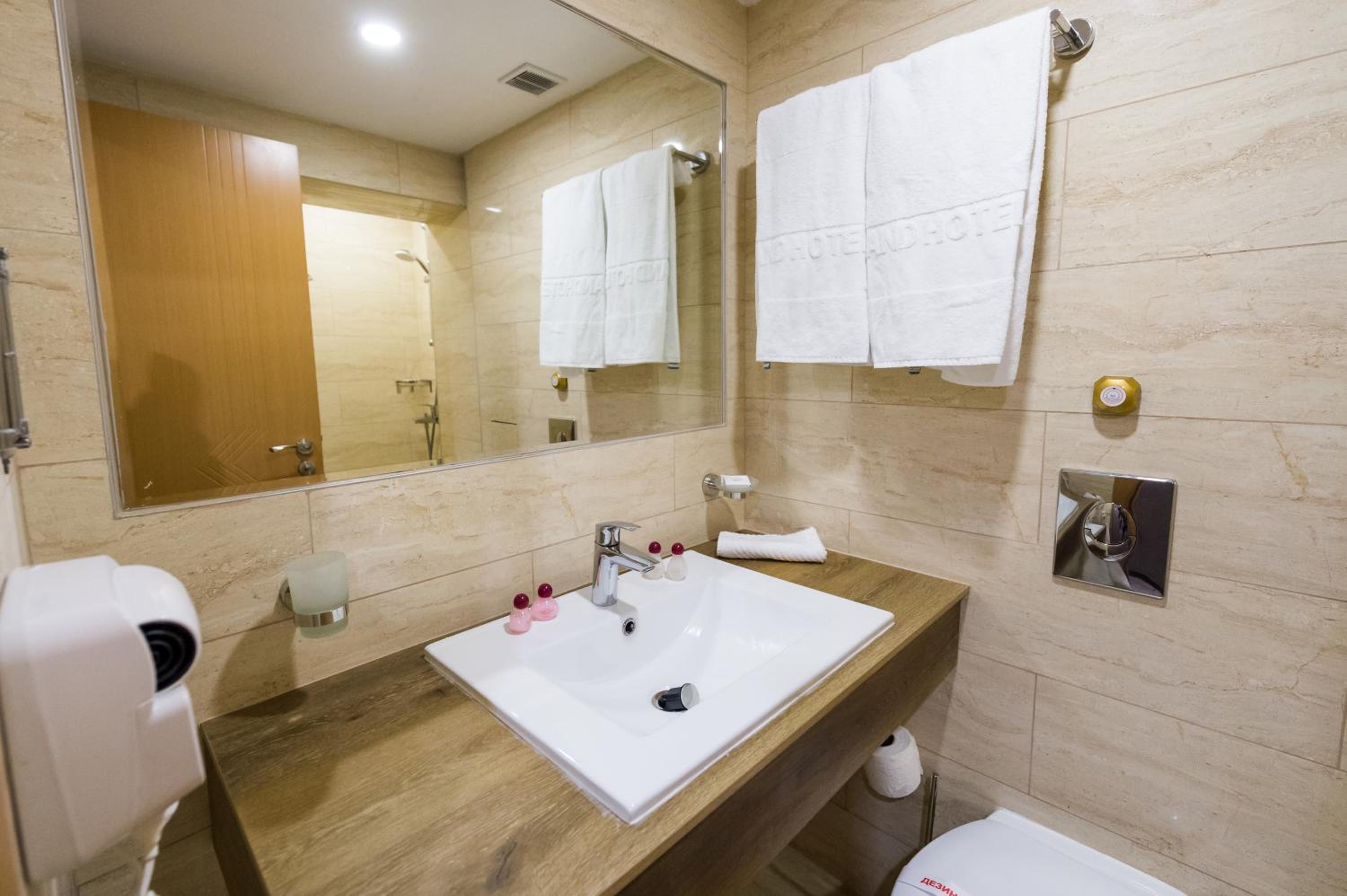 One-Bedroom Suite with Balcony (2 Adults + 2 Children) - All Inclusive photo 2