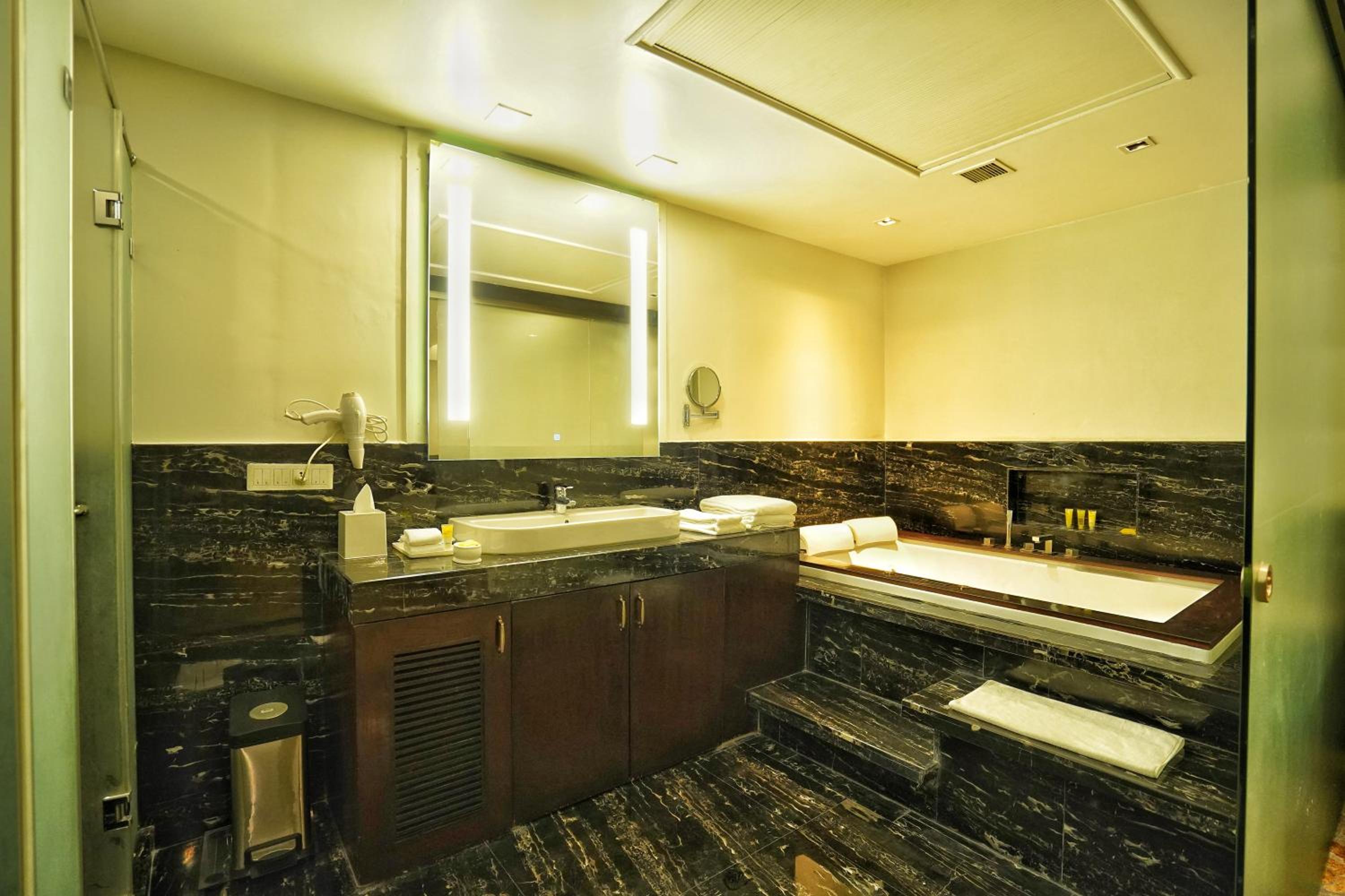 Deluxe Suite Deluxe Suite
