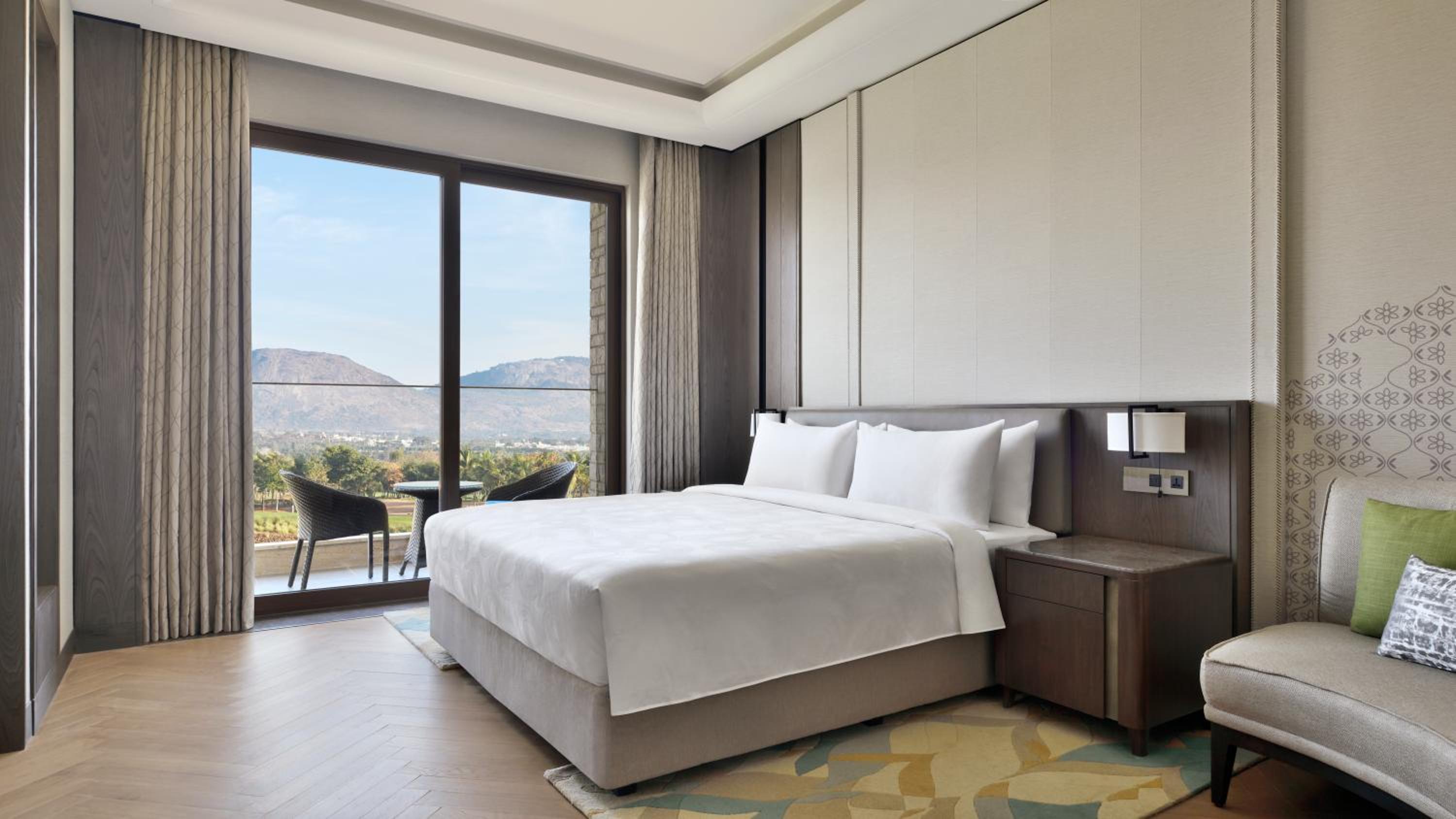 Luxury King Suite with Golf View - Club Lounge Access