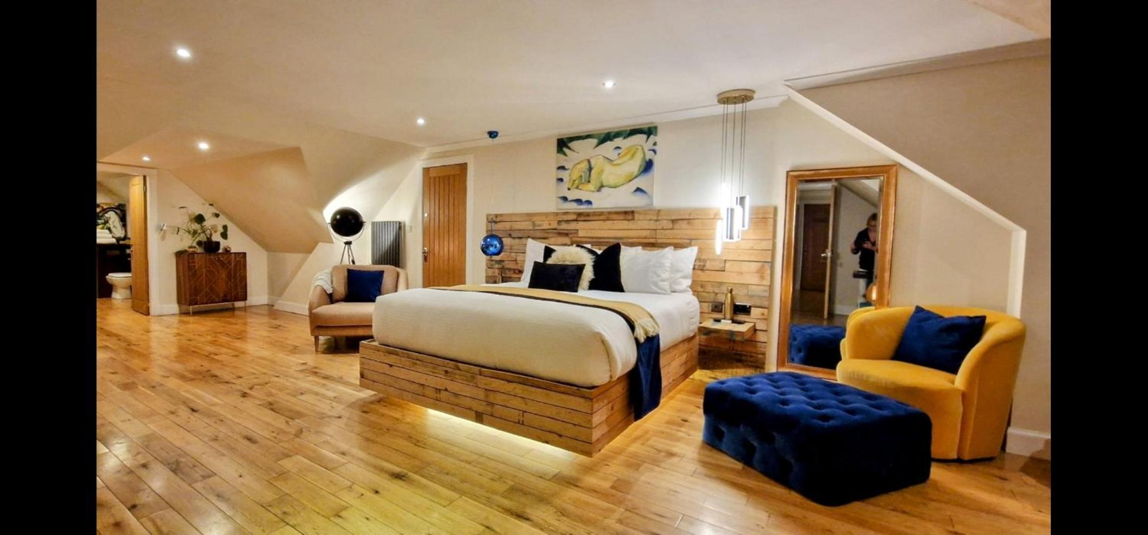 Deluxe King Suite - Photo 1