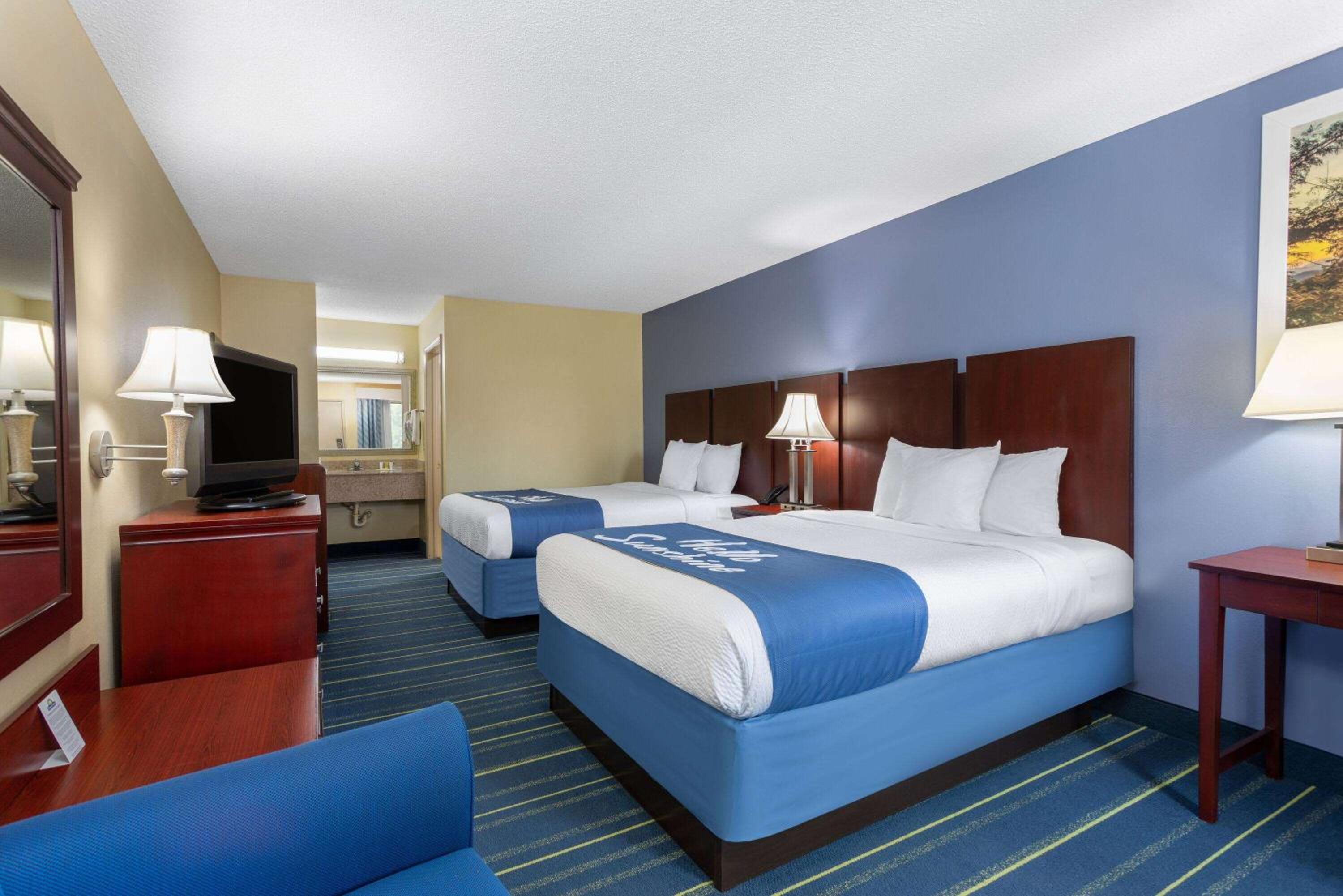 Queen Room with Two Queen Beds - Non-Smoking photo 1