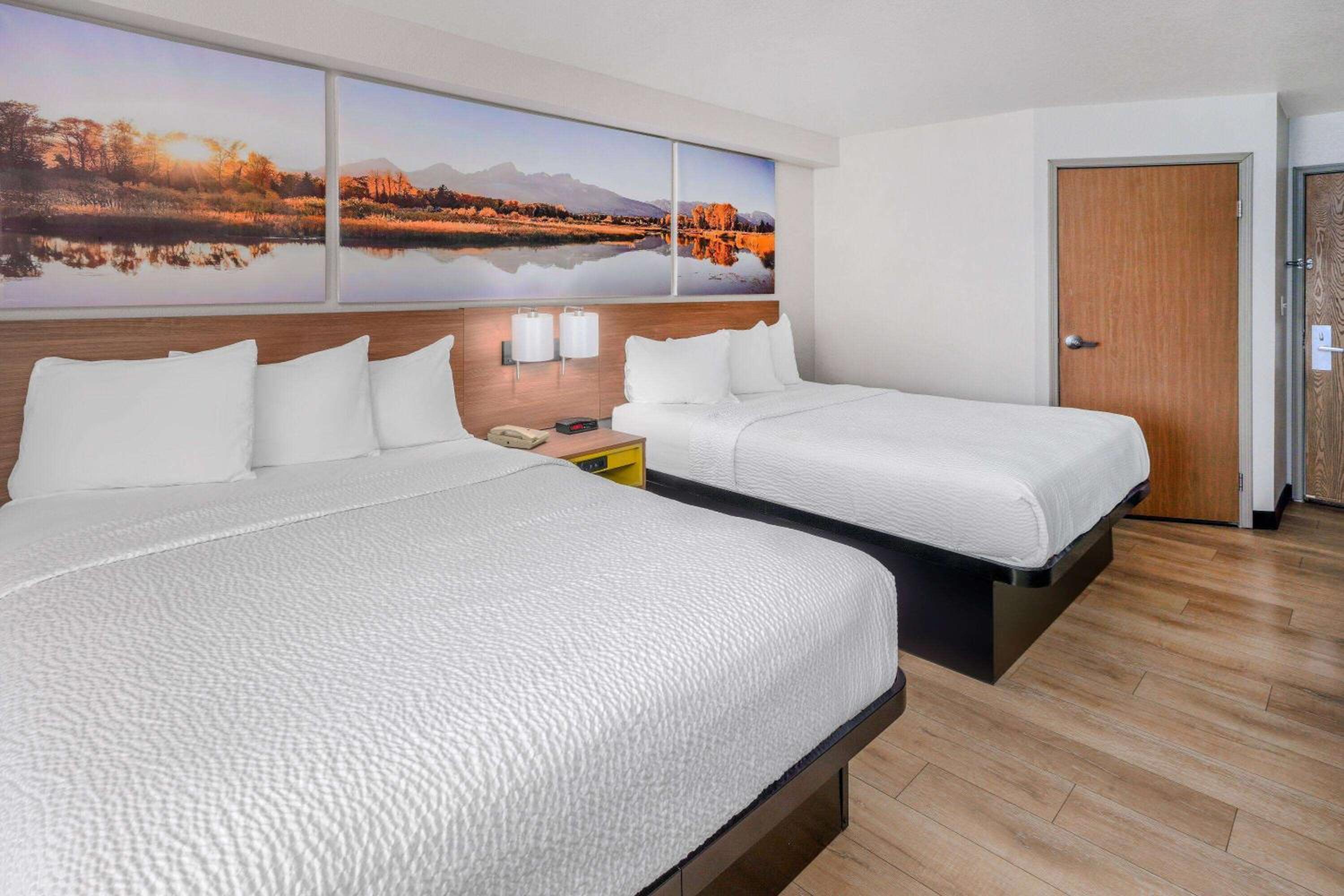 Queen Room with Two Queen Beds - Non-Smoking - Photo 1