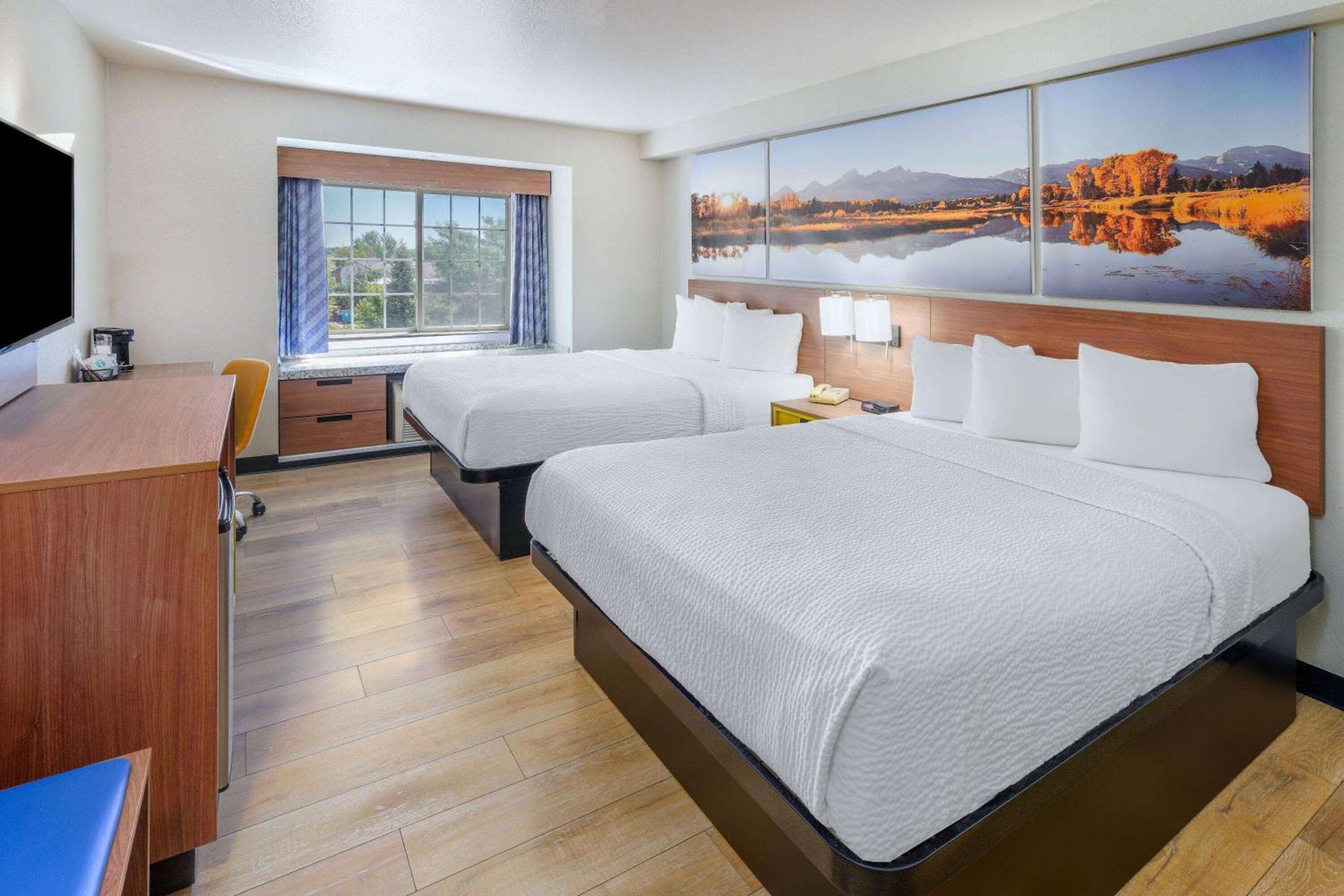 Queen Room with Two Queen Beds - Non-Smoking - Photo 2