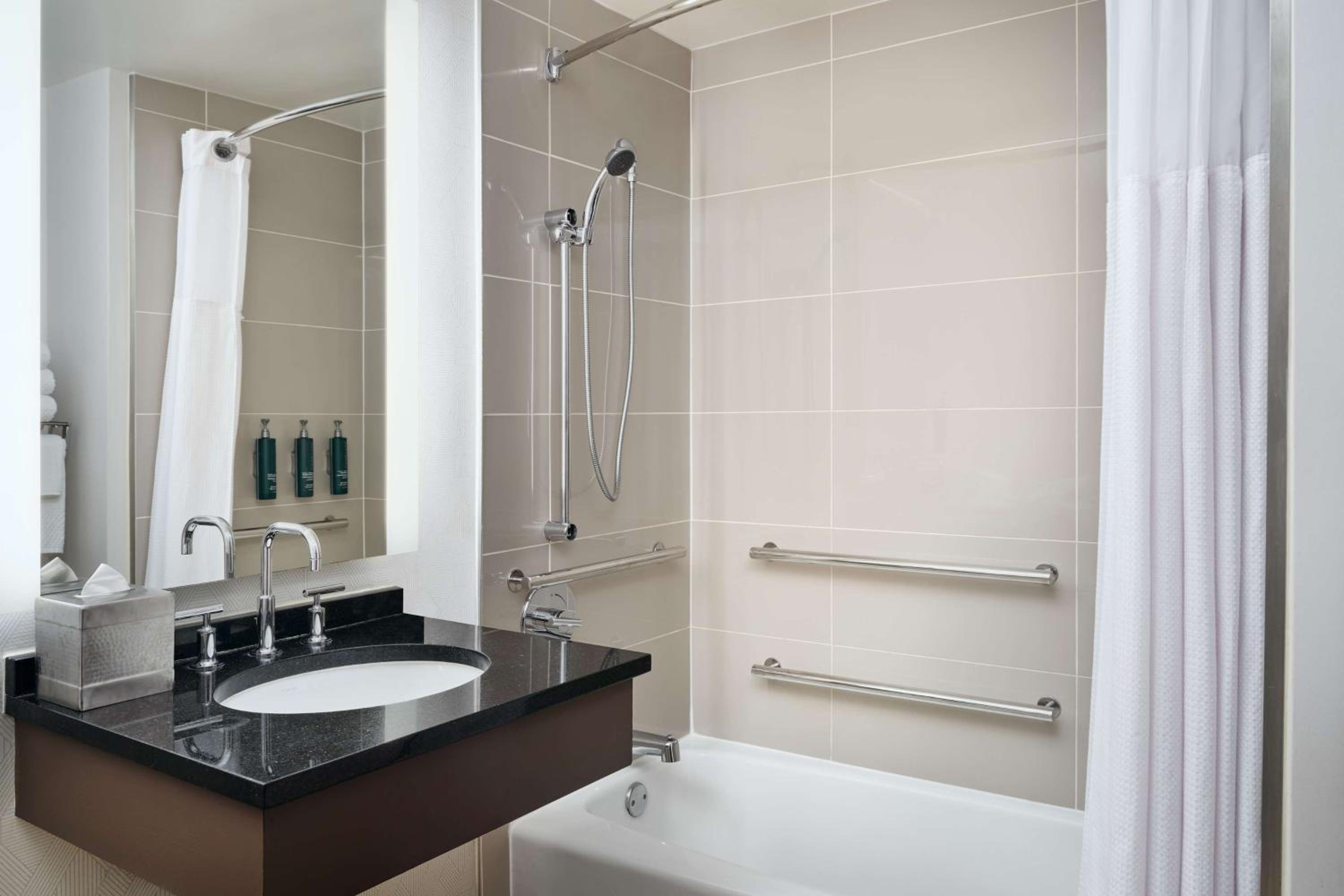 King Room with Bath Tub - Mobility Access - Photo 4