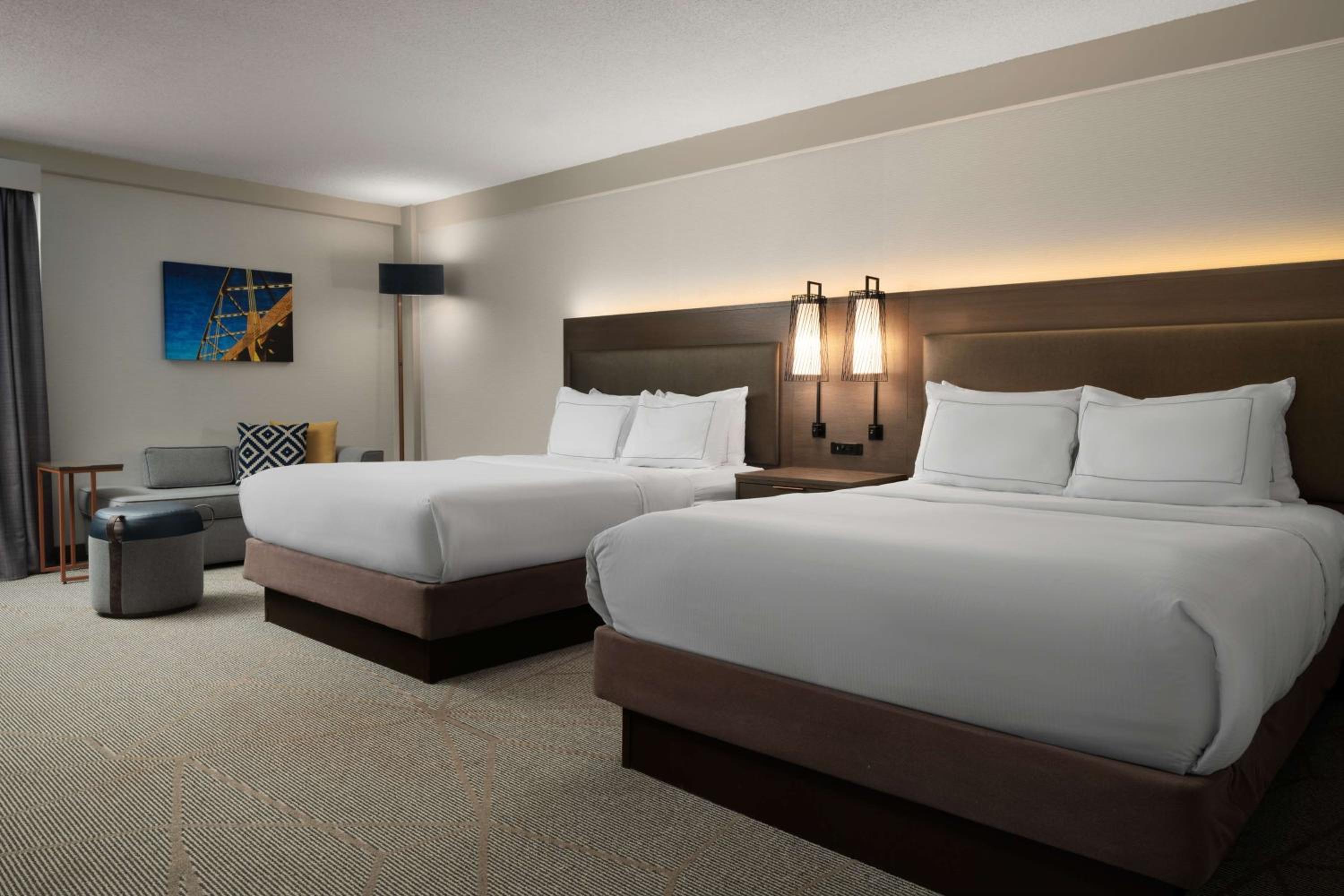 Queen Room with Two Queen Beds - Non-Smoking - Photo 7