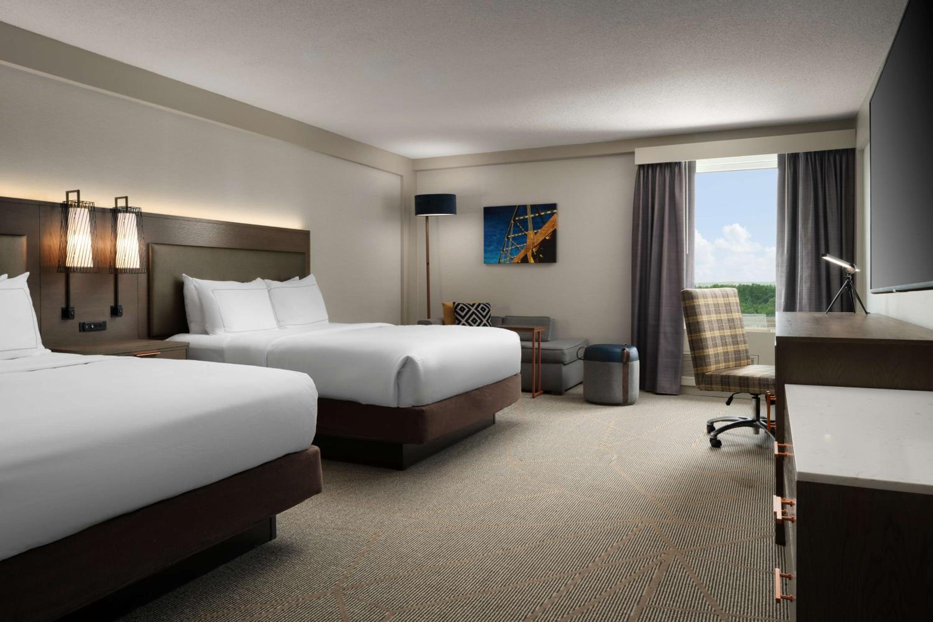 Queen Room with Two Queen Beds - Non-Smoking - Photo 8