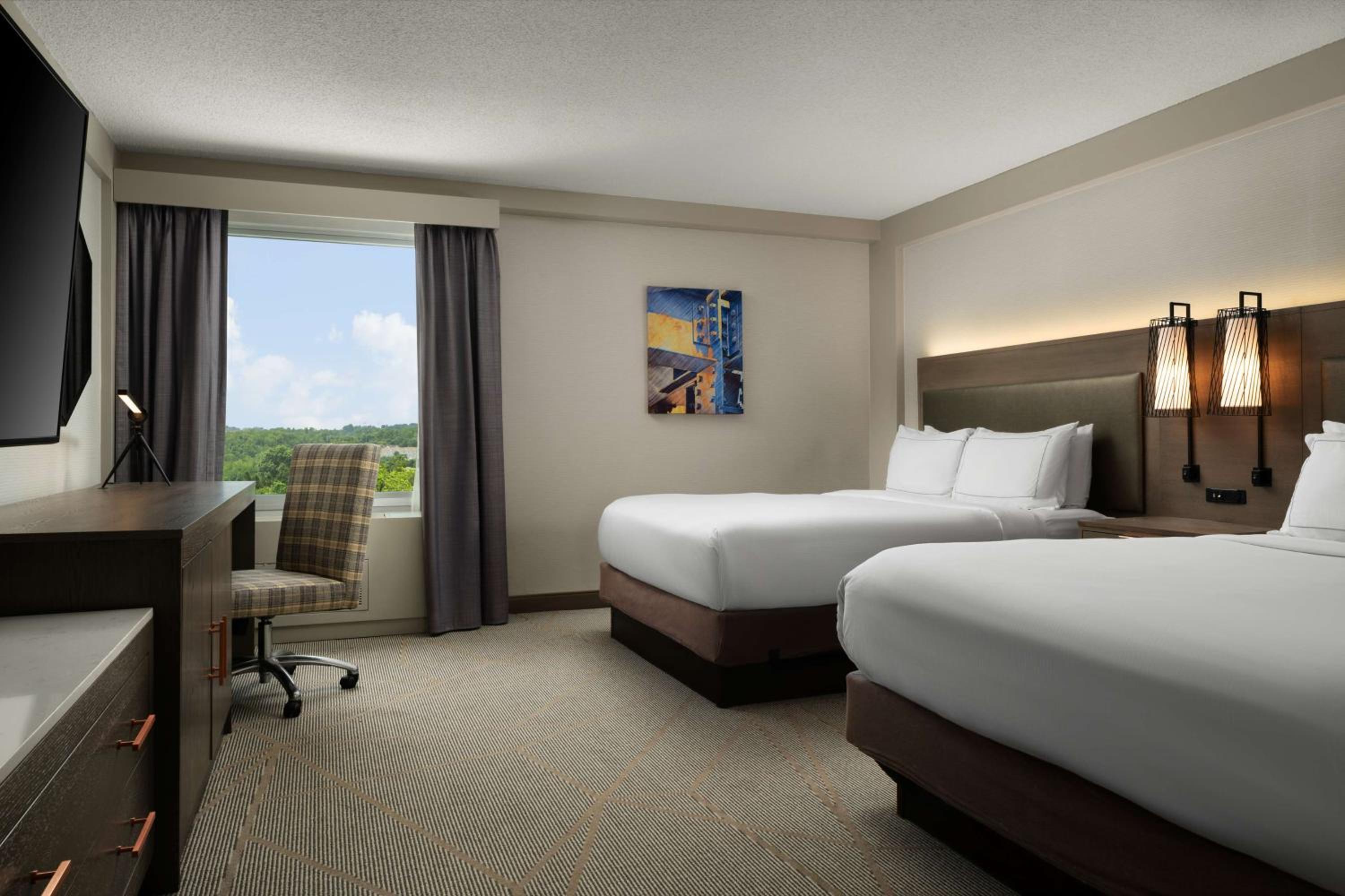 Queen Room with Two Queen Beds - Non-Smoking - Photo 2
