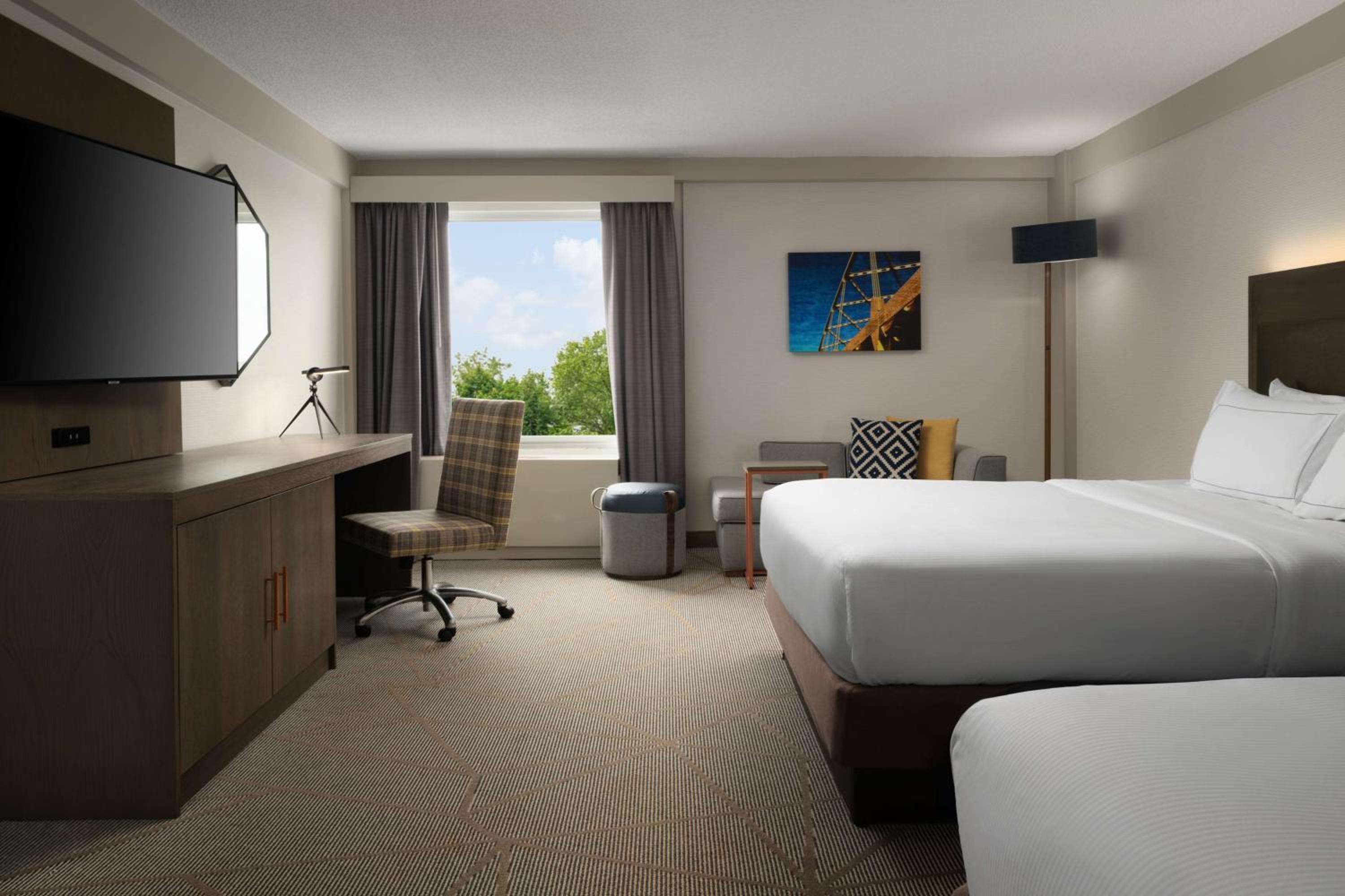 Queen Room with Two Queen Beds - Non-Smoking - Photo 3