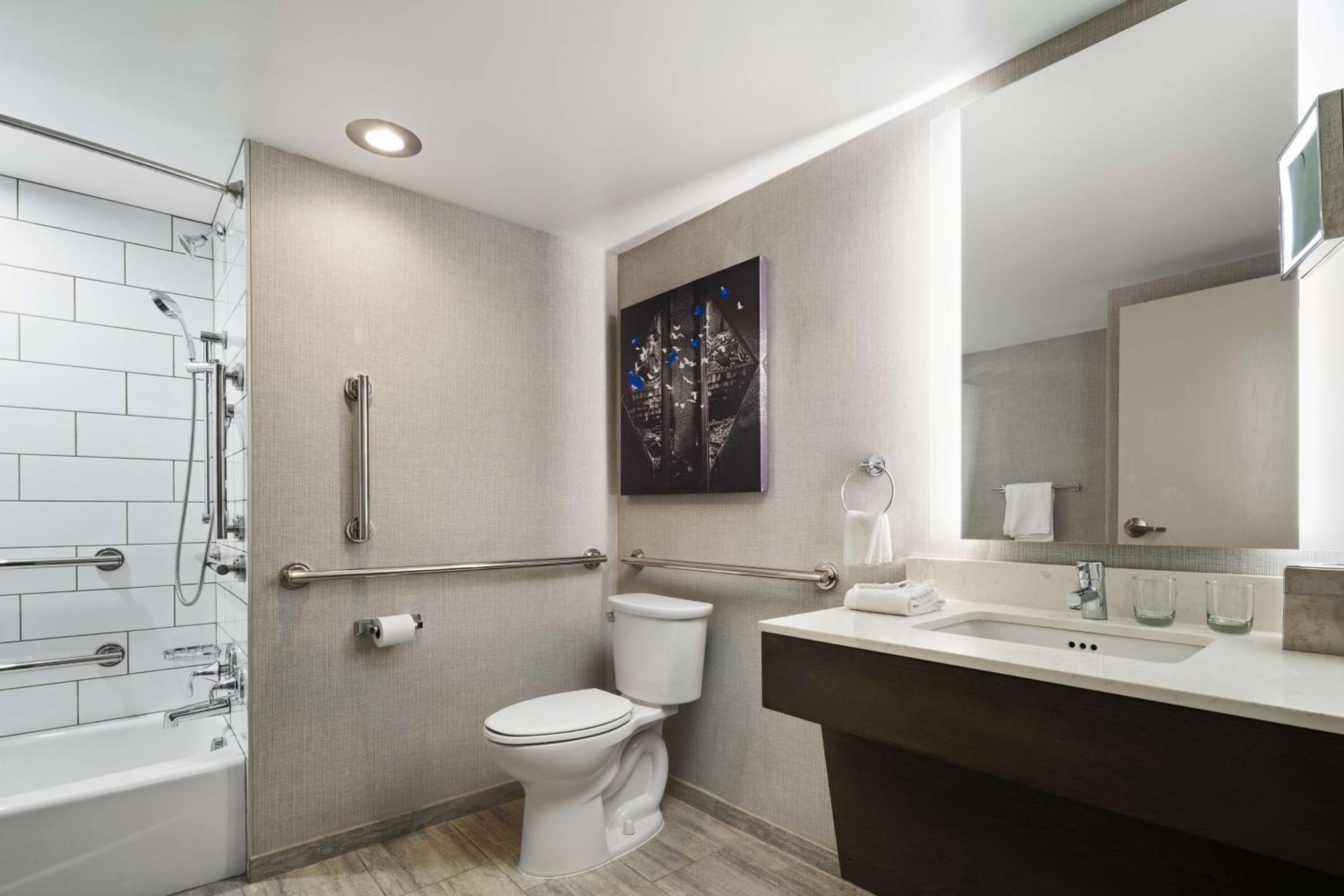 King Room Accessible Tub - Mobility Access/Non-Smoking - Photo 4