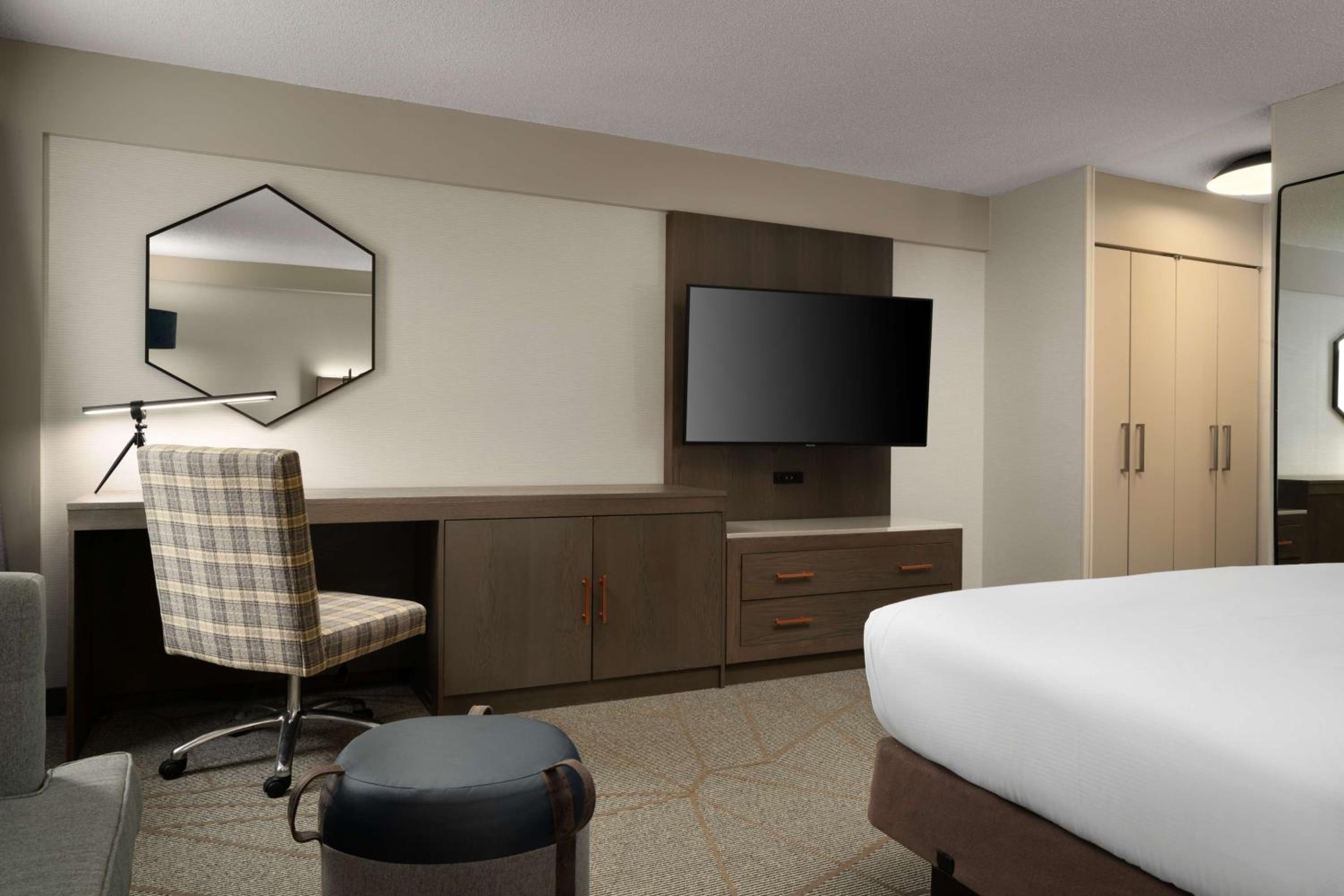 King Room - Non-Smoking - Photo 2