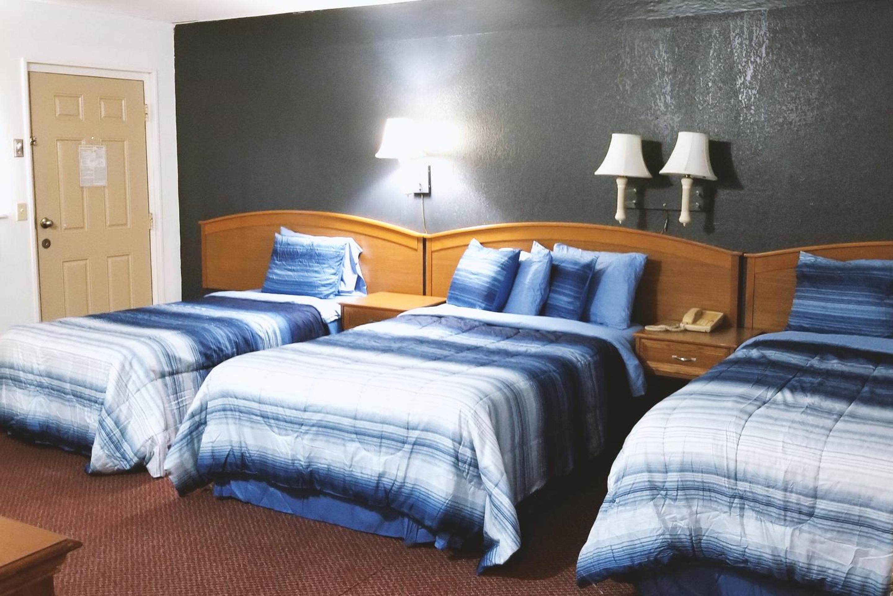Executive Queen Room with Two Queen Beds photo 3