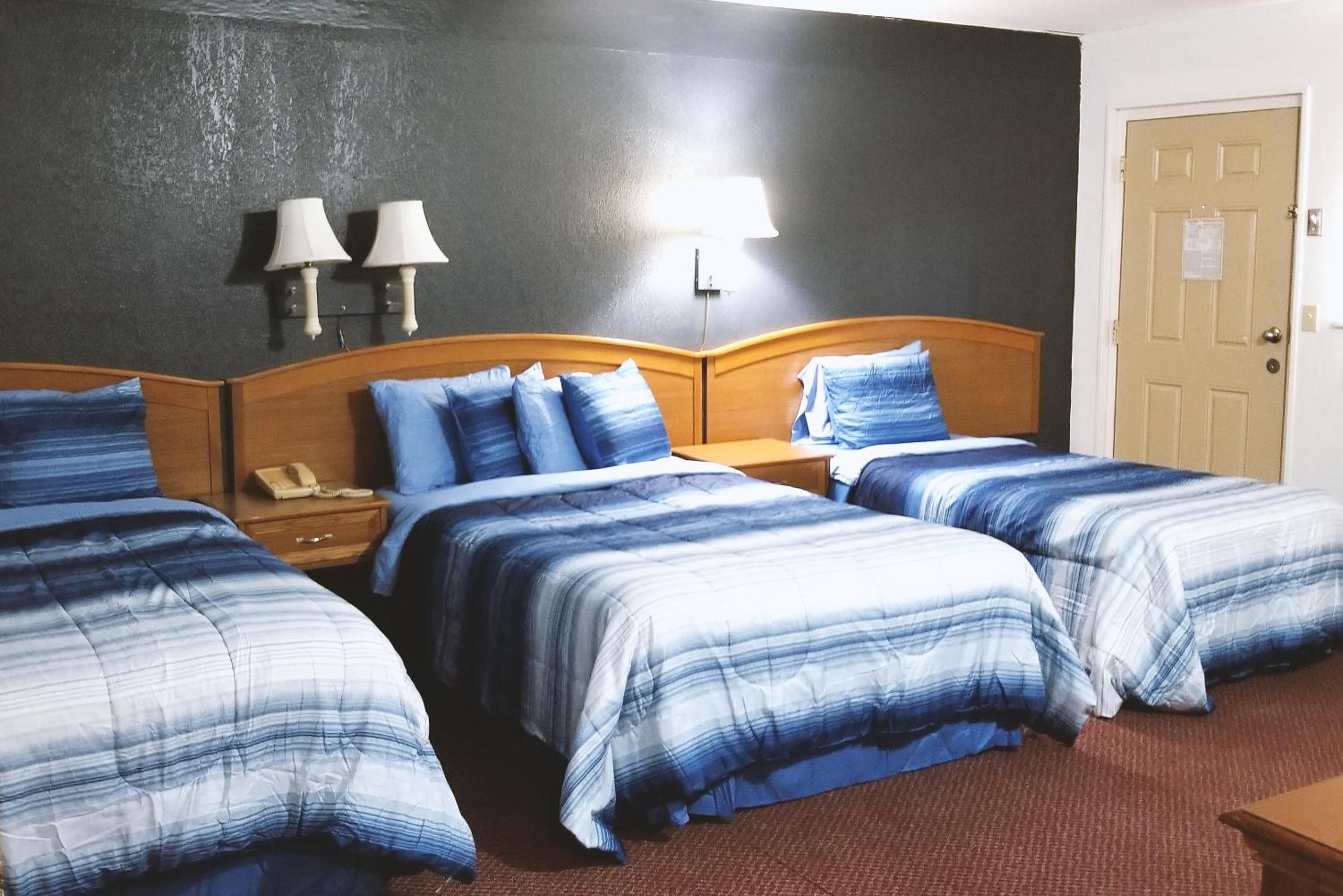 Executive Queen Room with Two Queen Beds photo 1