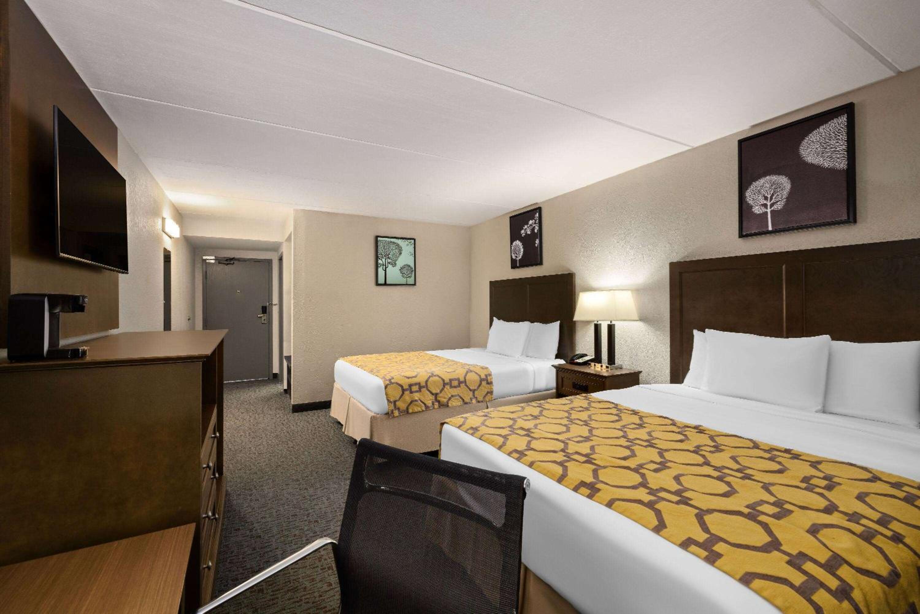 Deluxe Queen Room with Two Queen Beds and Atrium View - Non-Smoking - Photo 1