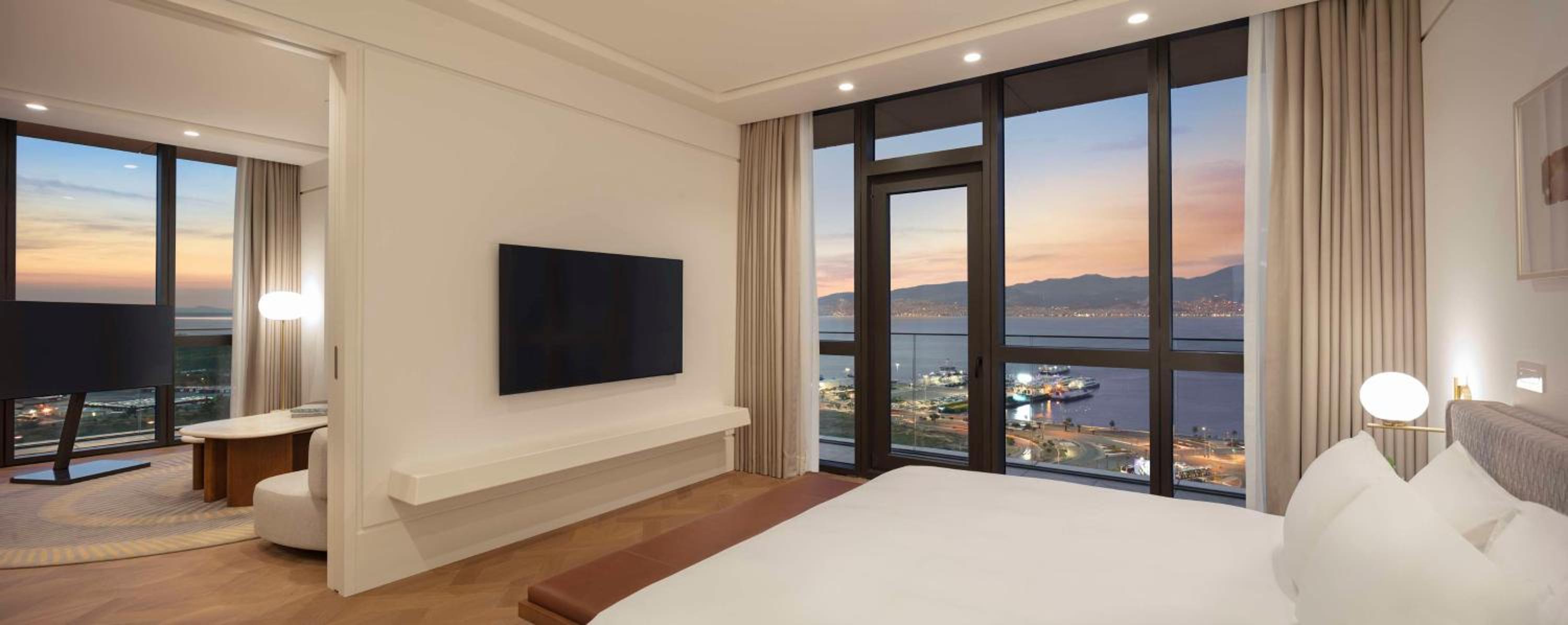 Grand Suite with Balcony - Photo 3